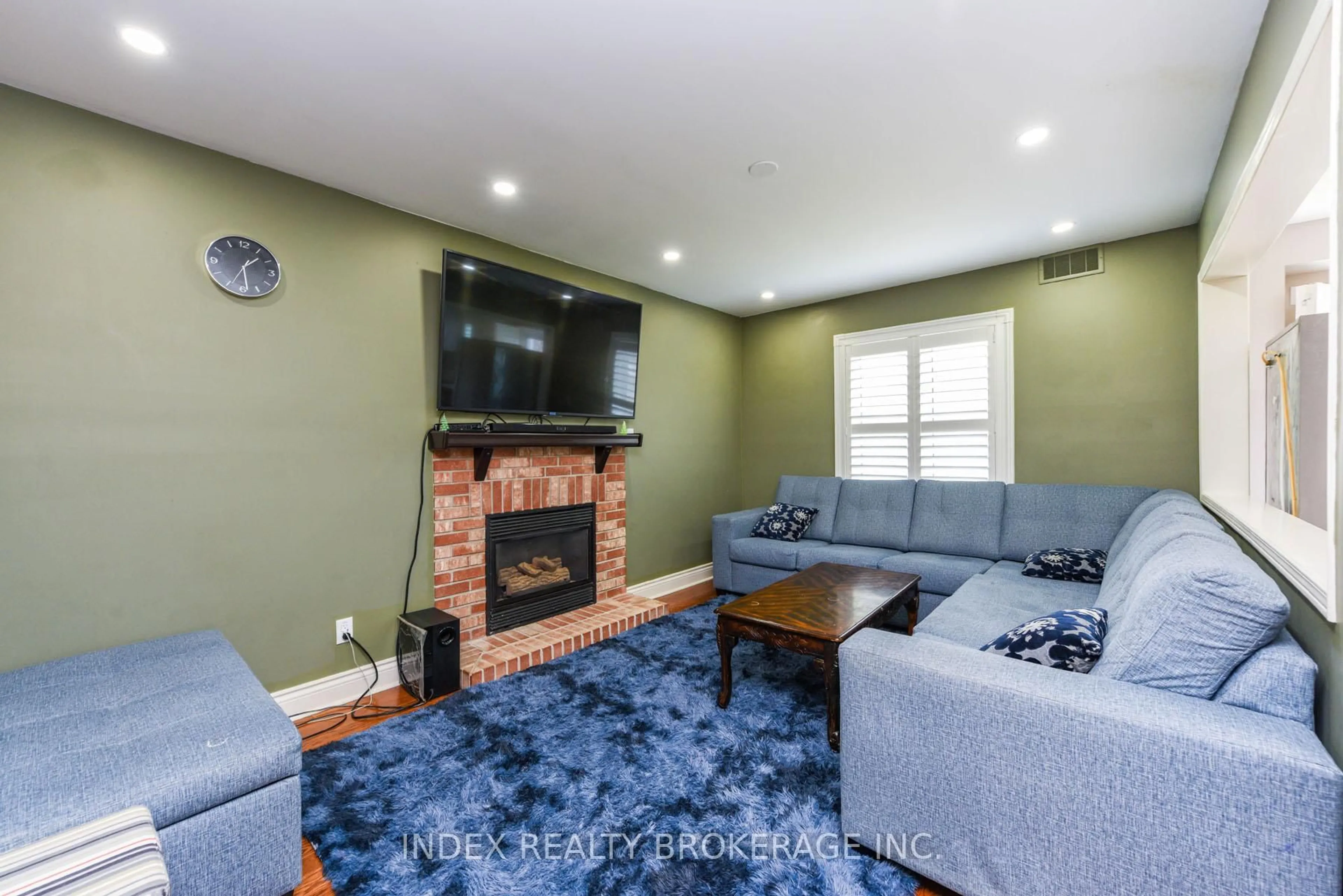 Living room with furniture, unknown for 18 Drinkwater Rd, Brampton Ontario L6Y 4T6
