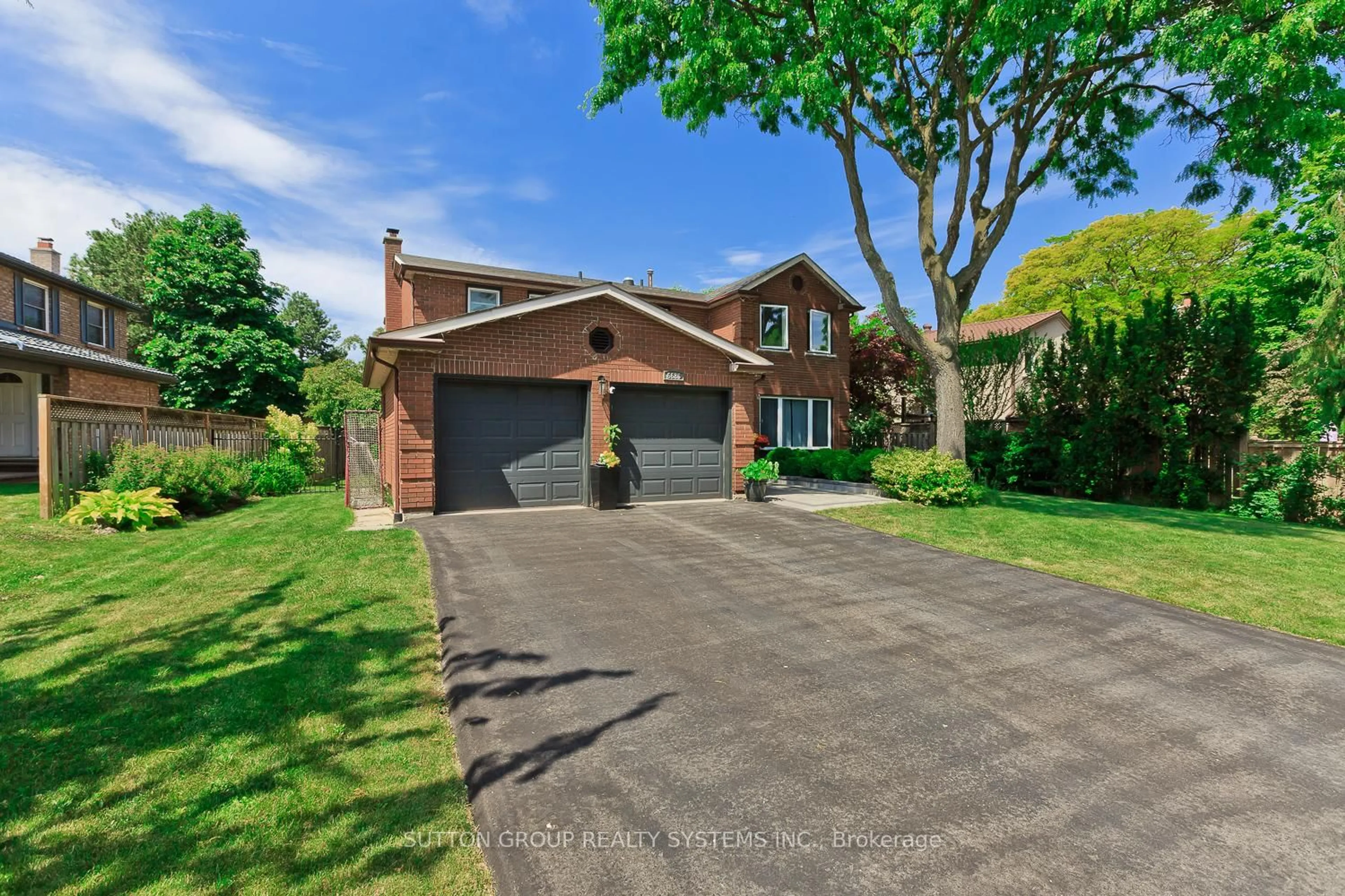 A pic from outside/outdoor area/front of a property/back of a property/a pic from drone, street for 6686 Barrisdale Dr, Mississauga Ontario L5N 2H3