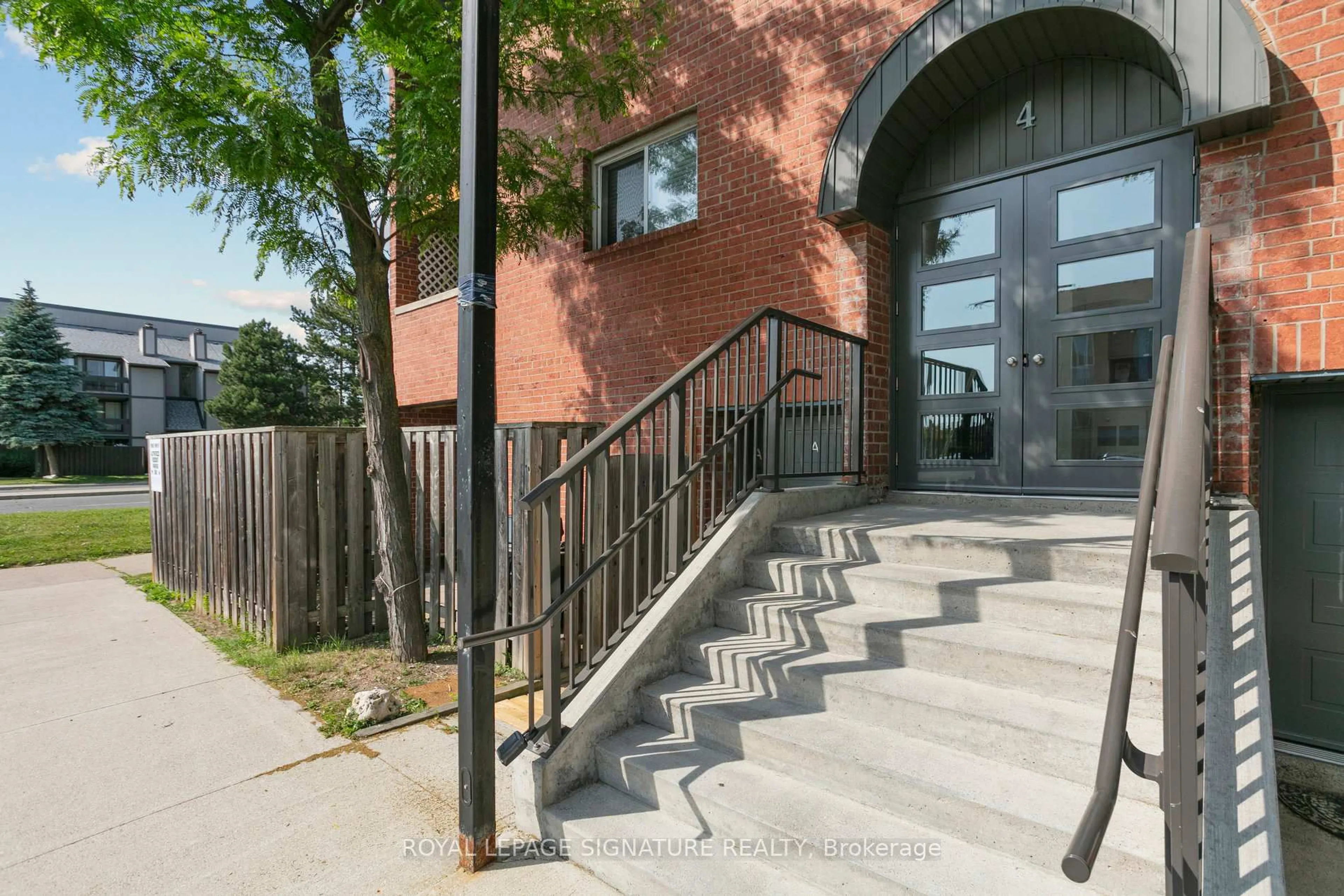 Stairs for 2866 Battleford Rd #4E, Mississauga Ontario L5N 3L3
