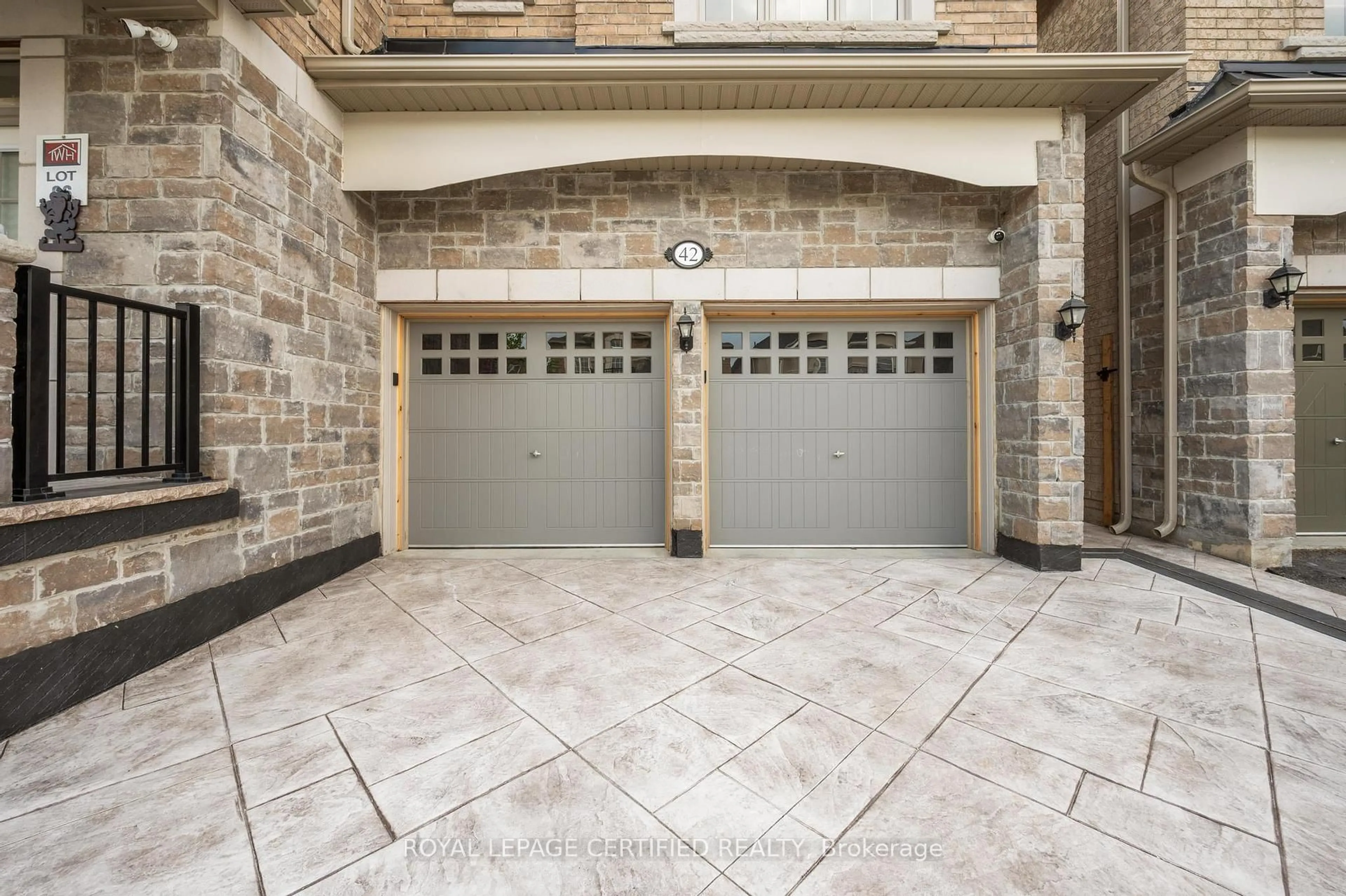 Indoor garage for 42 Kambalda Rd, Brampton Ontario L7A 0C3