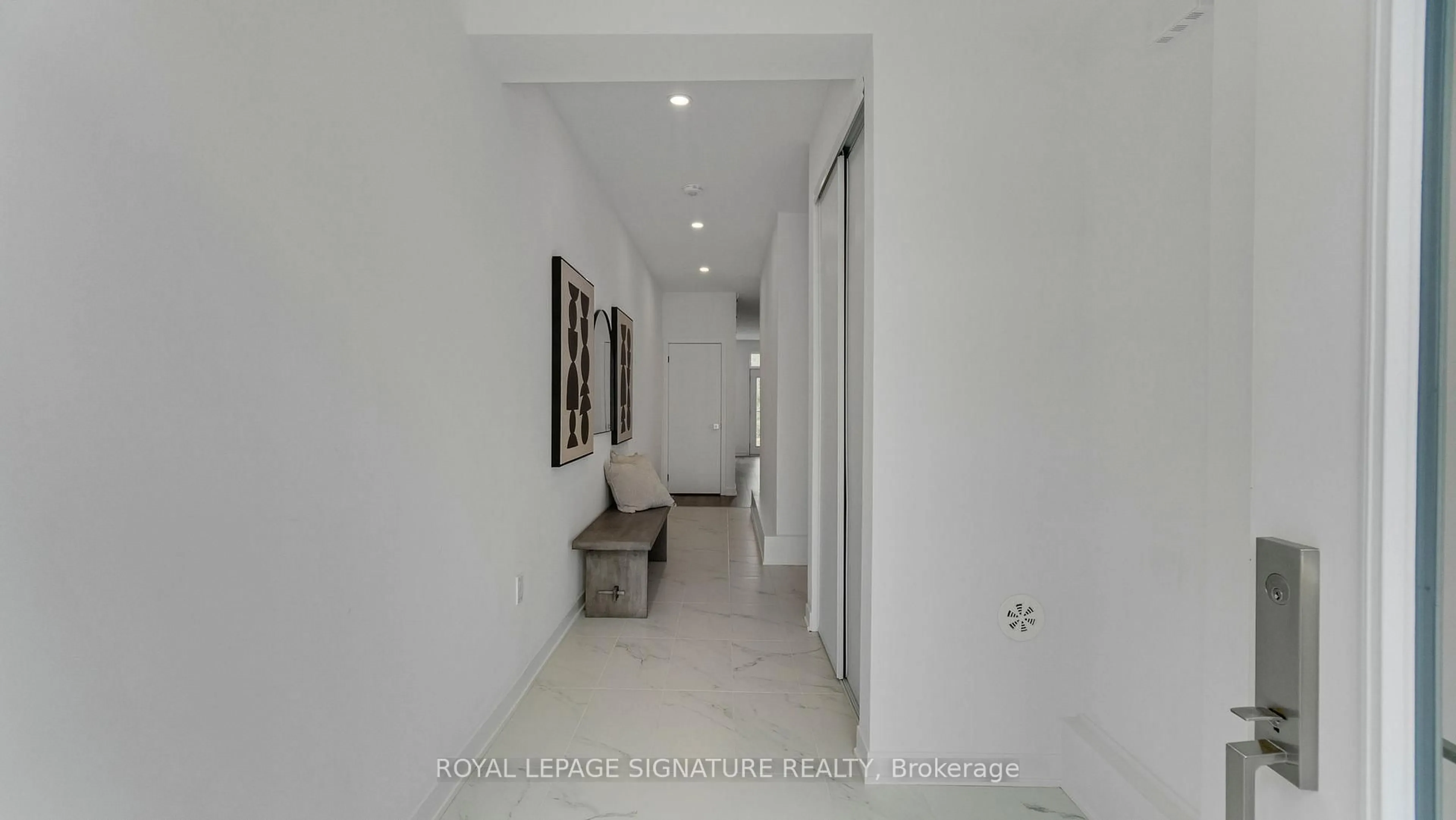 Indoor foyer for 3055 Trailside Dr, Oakville Ontario L6M 4M2