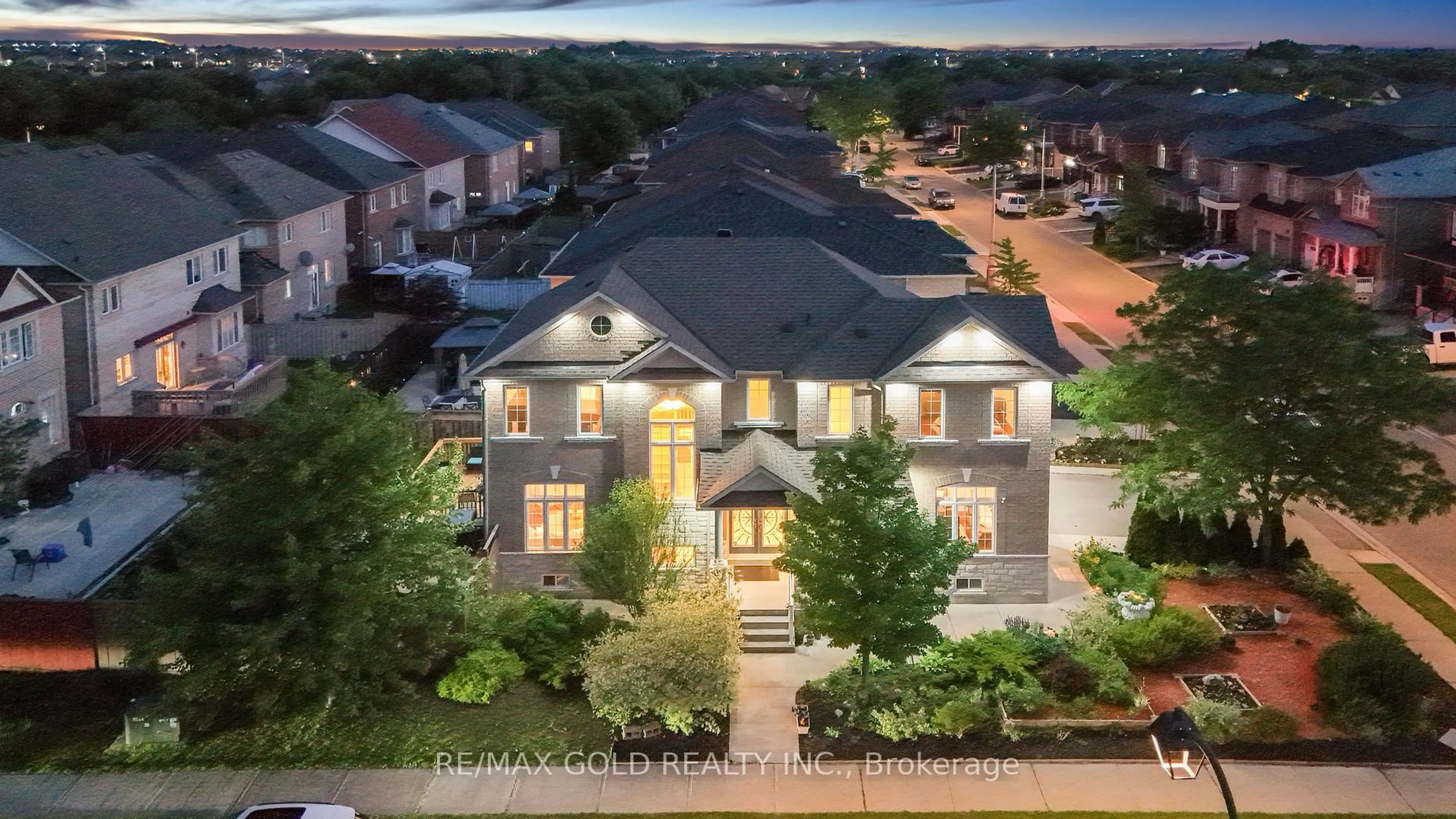 A pic from outside/outdoor area/front of a property/back of a property/a pic from drone, unknown for 24 Kootenay Pl, Brampton Ontario L6R 3L1