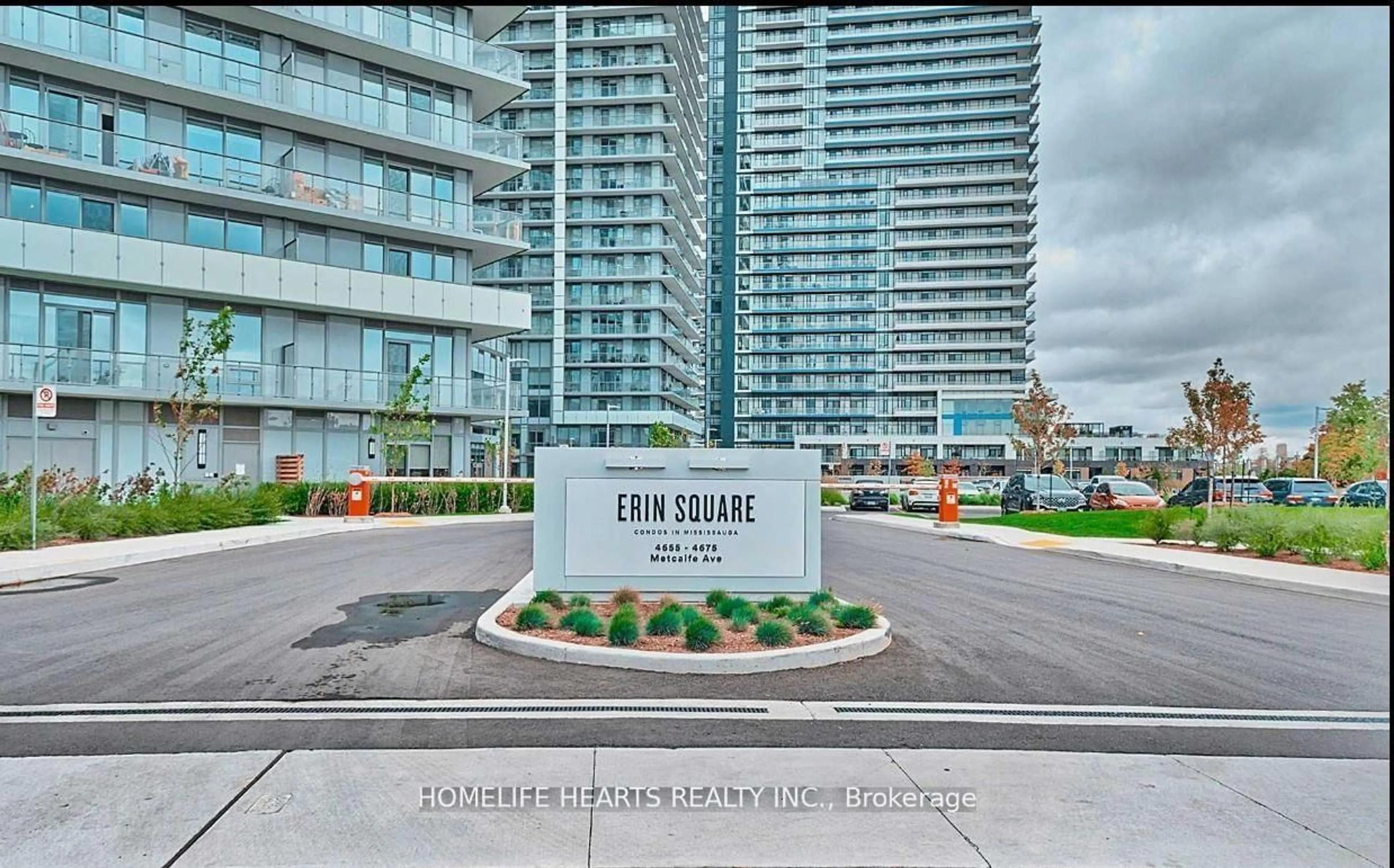 Indoor foyer for 4655 Metcalfe Ave #204, Mississauga Ontario L5M 0Z7