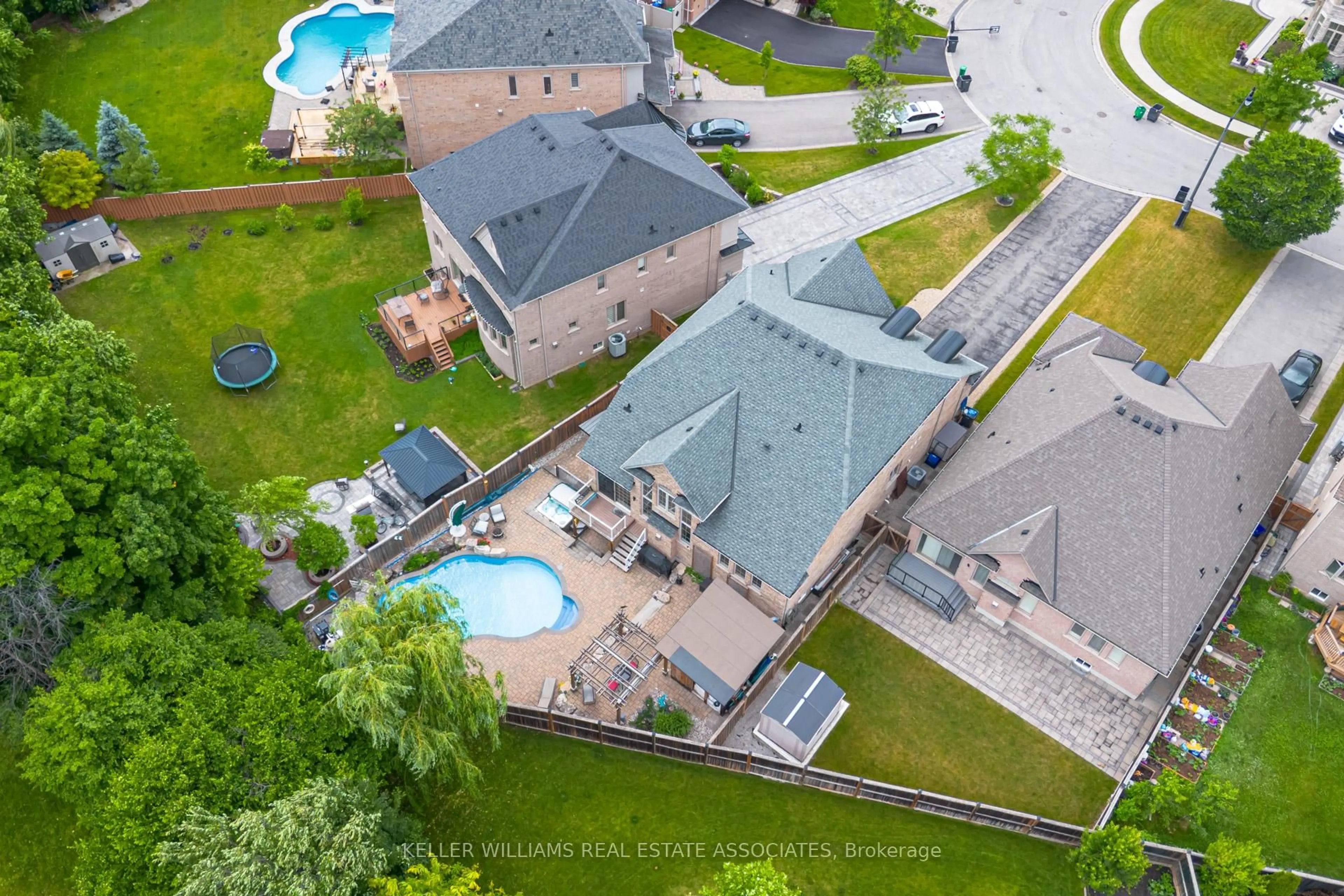 A pic from outside/outdoor area/front of a property/back of a property/a pic from drone, unknown for 20 Cannington Cres, Brampton Ontario L6X 0W6