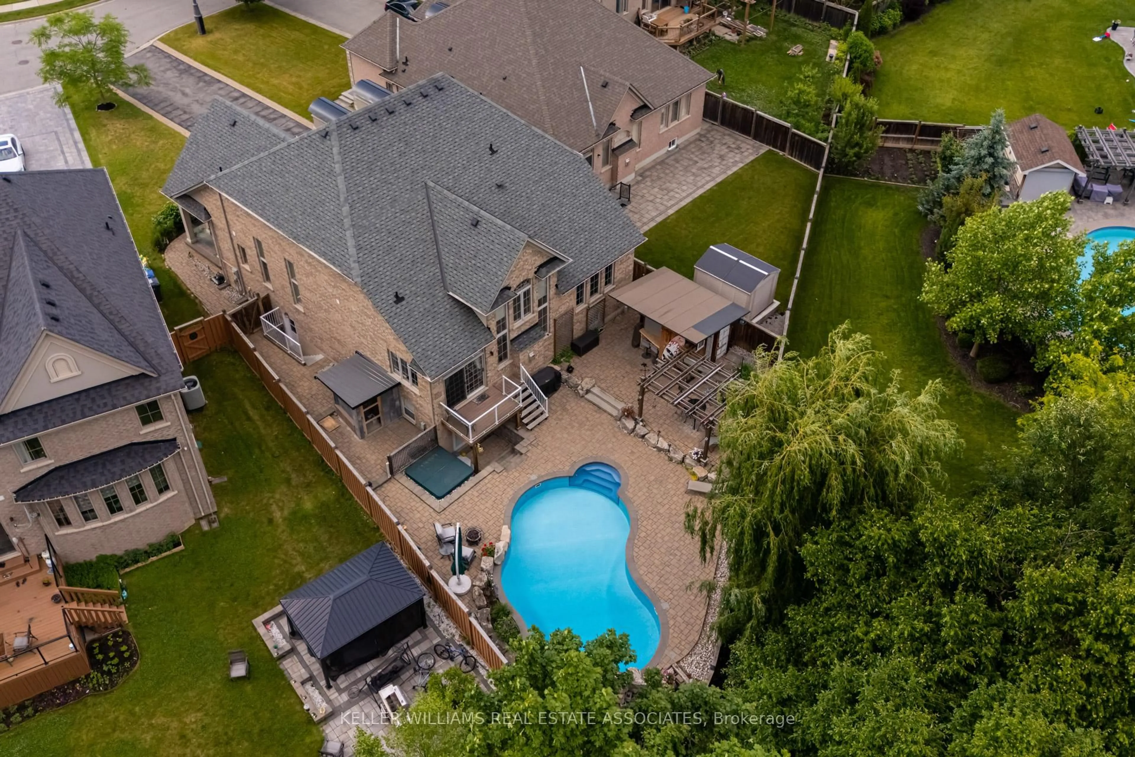 A pic from outside/outdoor area/front of a property/back of a property/a pic from drone, unknown for 20 Cannington Cres, Brampton Ontario L6X 0W6