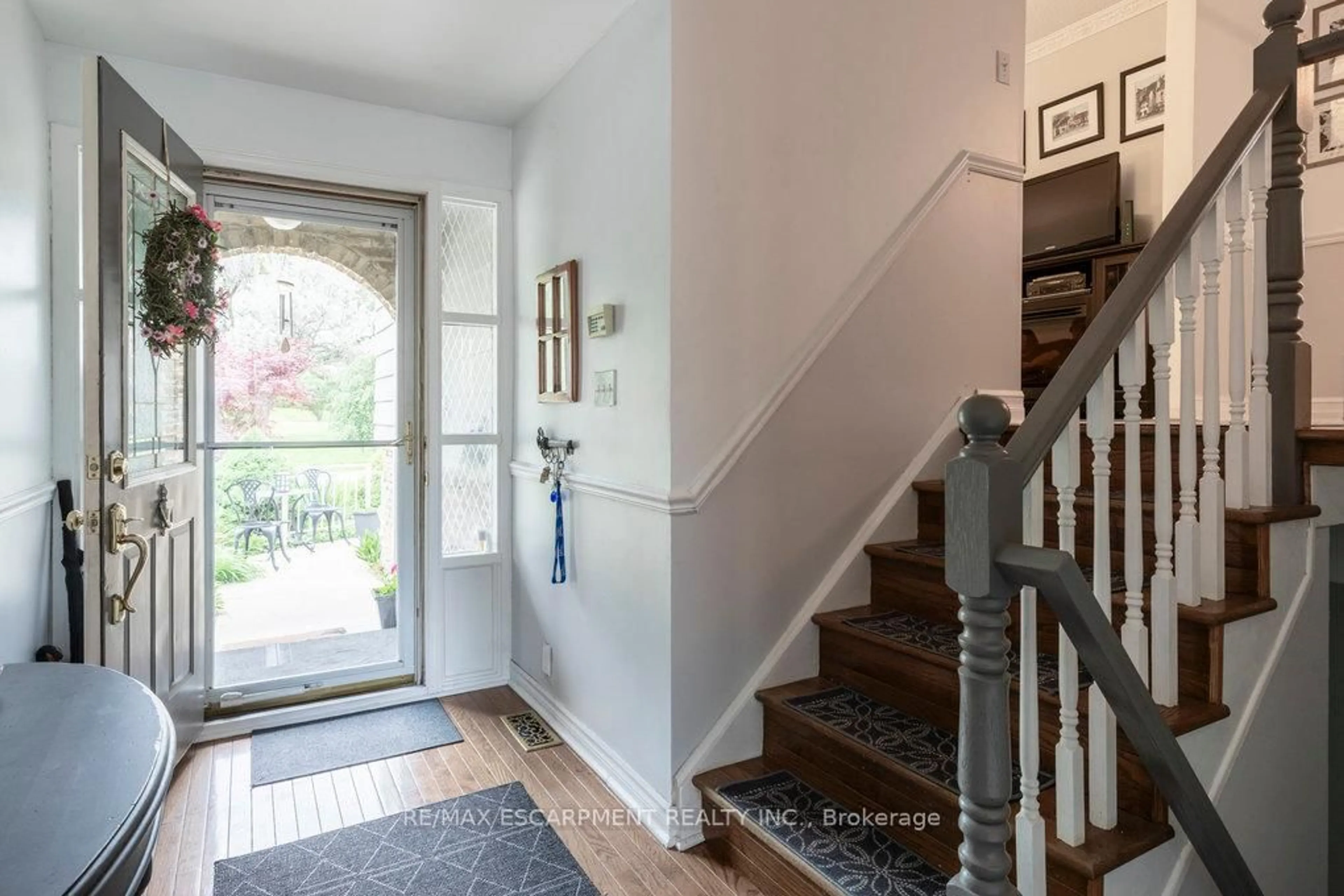 Indoor entryway for 739 Hager Ave, Burlington Ontario L7S 1W9