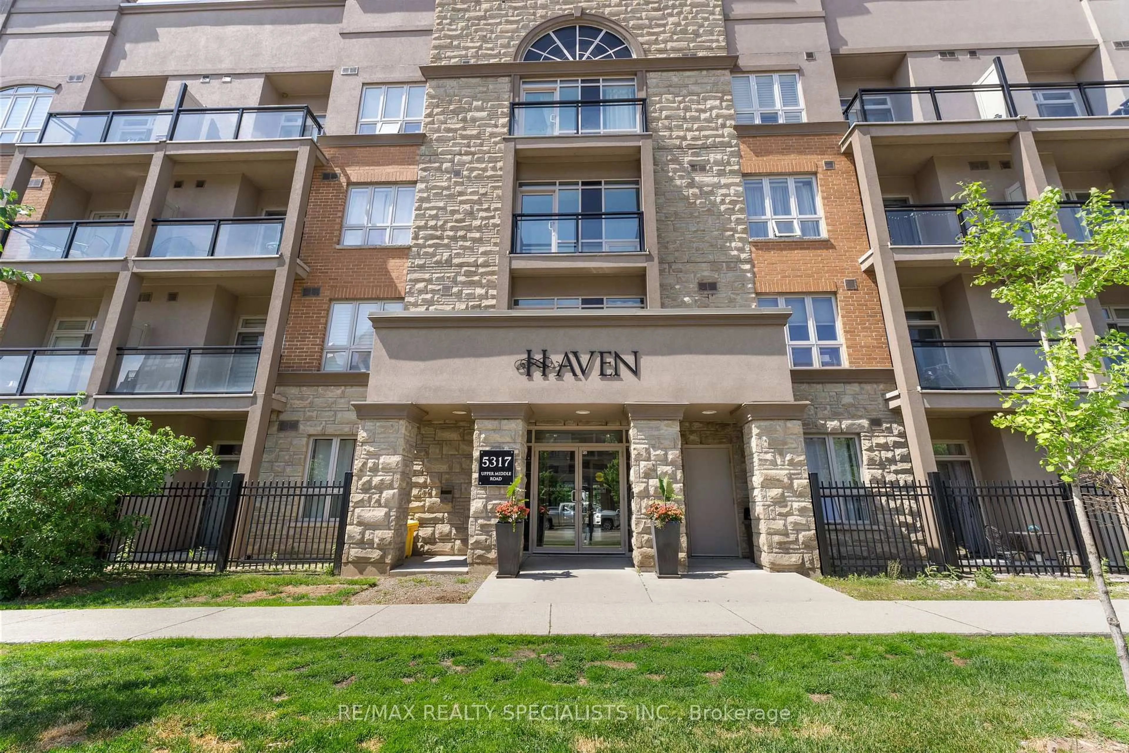 Indoor foyer for 5317 Upper Middle Rd #430, Burlington Ontario L7L 0G8