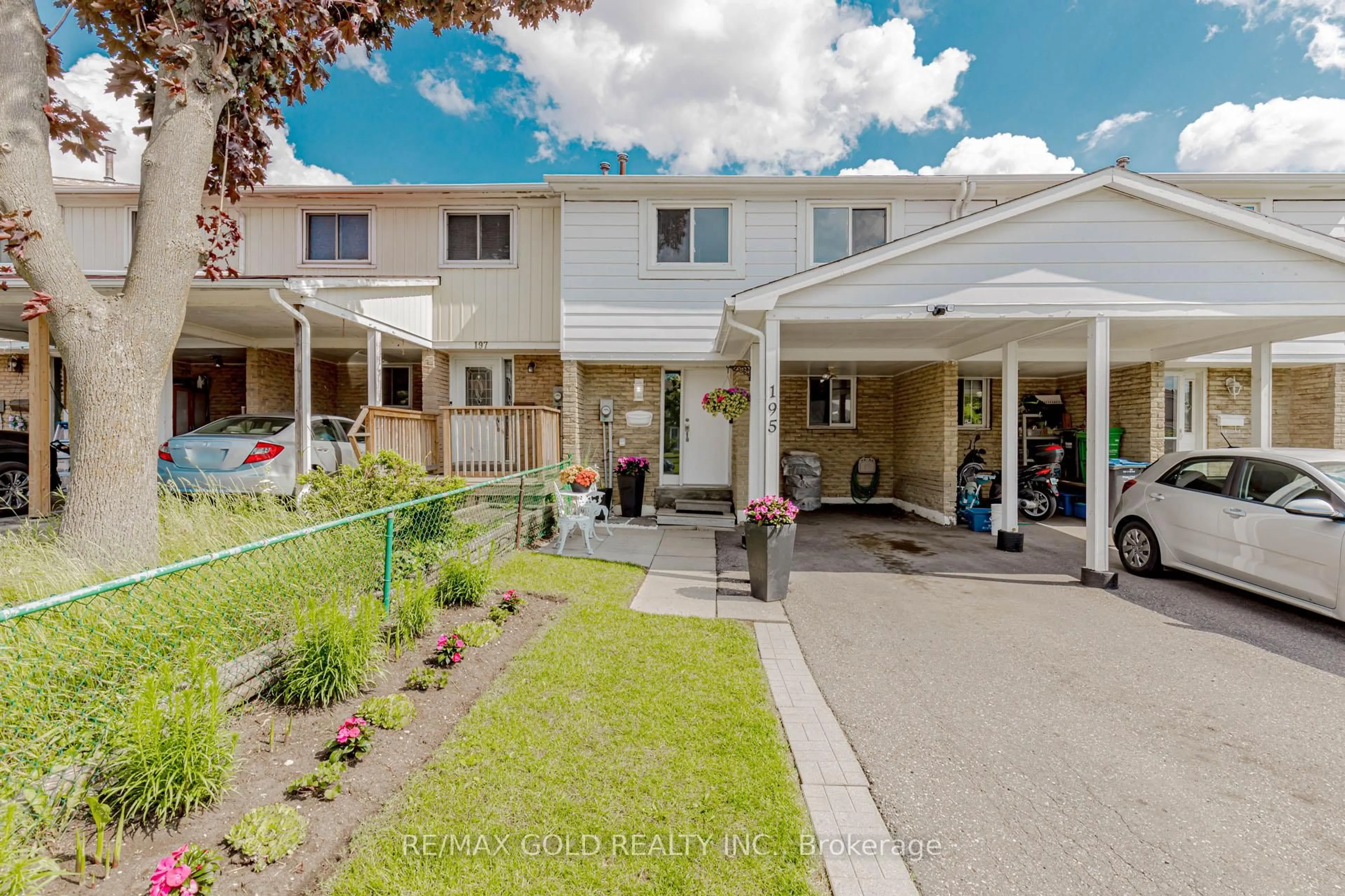 A pic from outside/outdoor area/front of a property/back of a property/a pic from drone, street for 195 Royal Salisbury Way, Brampton Ontario L6V 3J5
