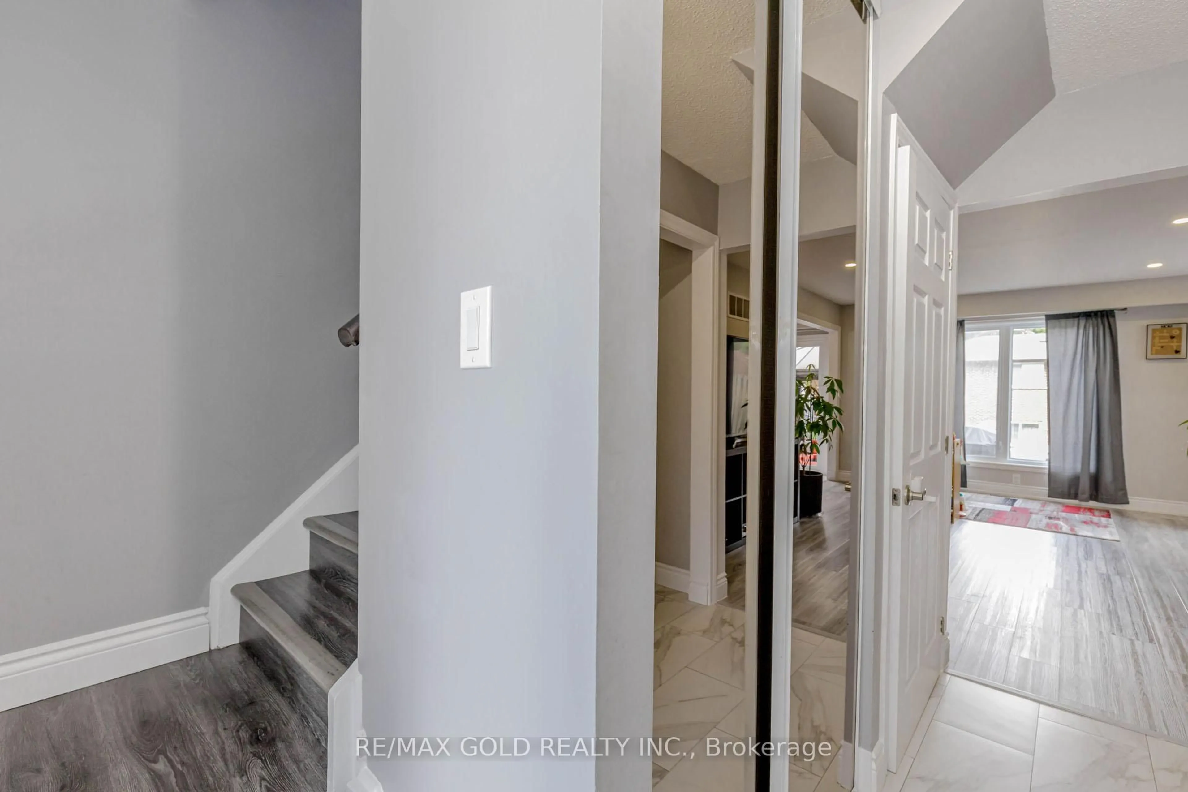 Indoor entryway for 195 Royal Salisbury Way, Brampton Ontario L6V 3J5