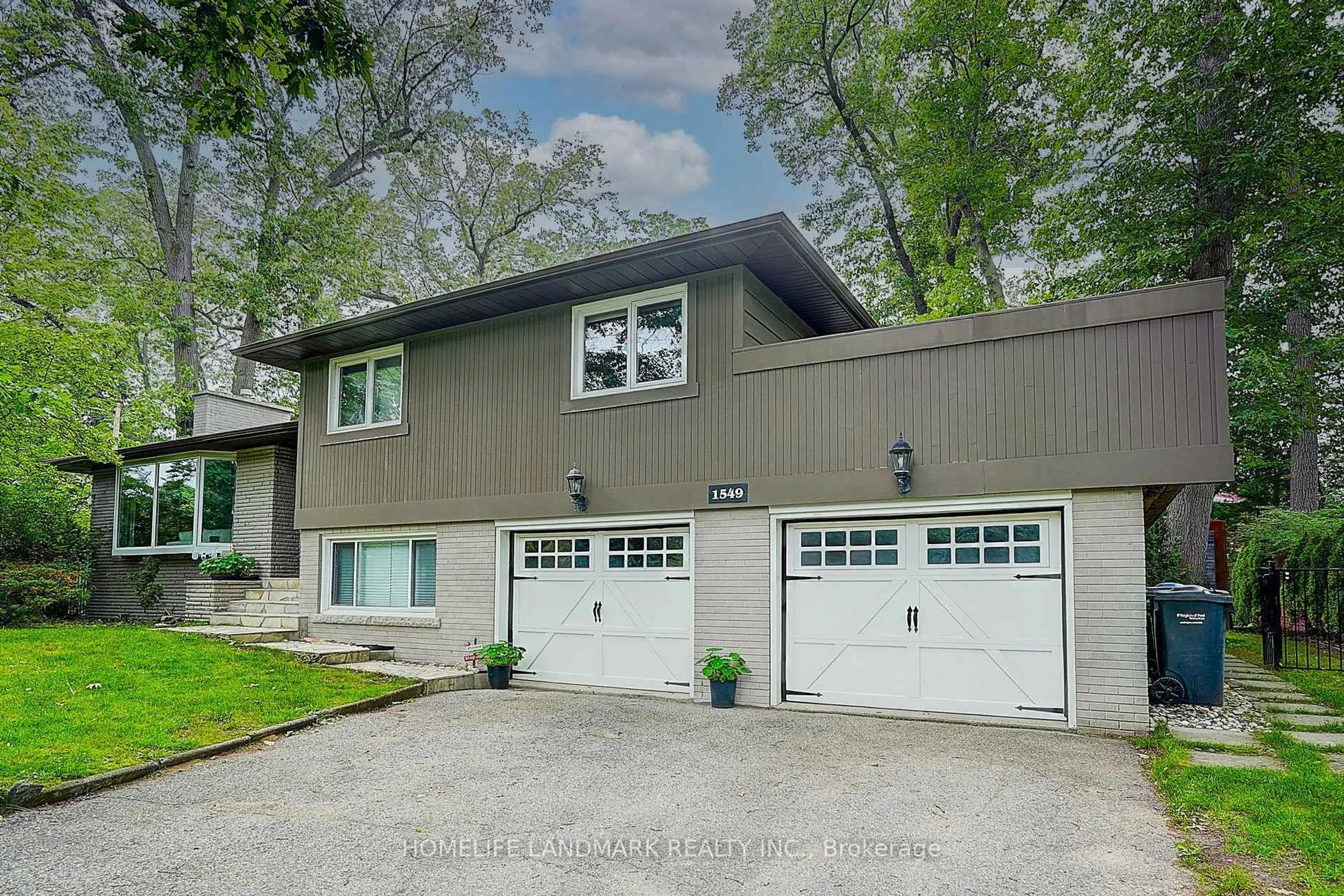 Home with vinyl exterior material, street for 1549 Elite Rd, Mississauga Ontario L5J 3B3