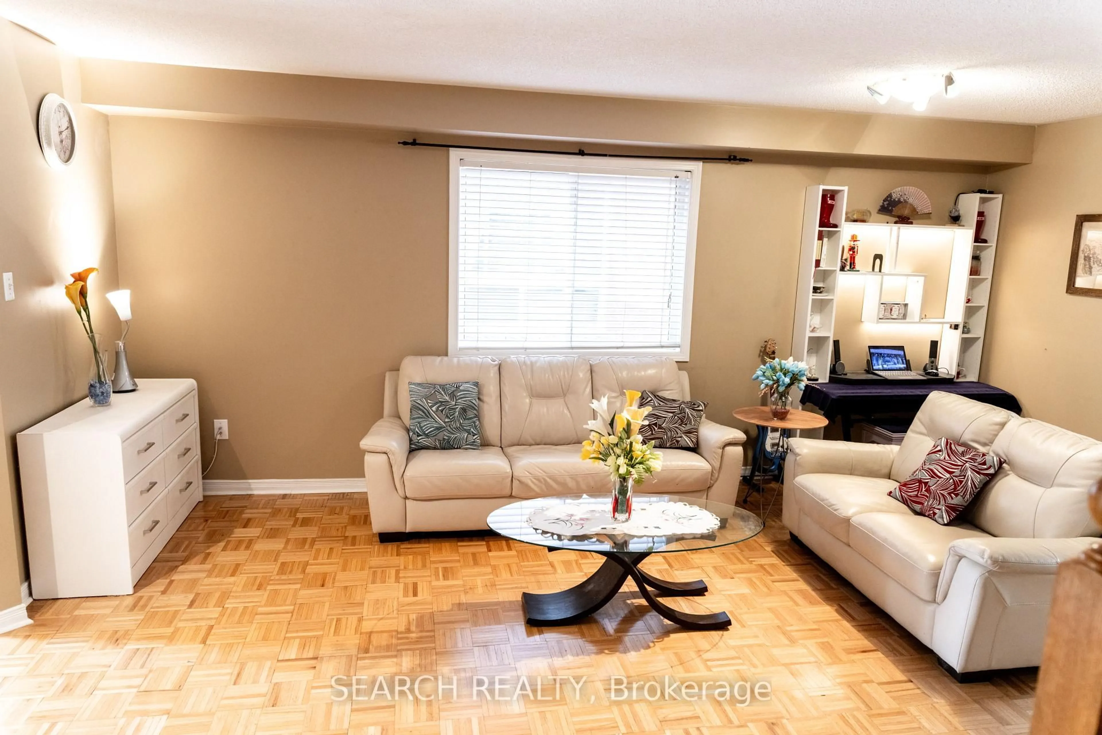 Living room with furniture, unknown for 5697 Volpe Ave, Mississauga Ontario L5V 3A5