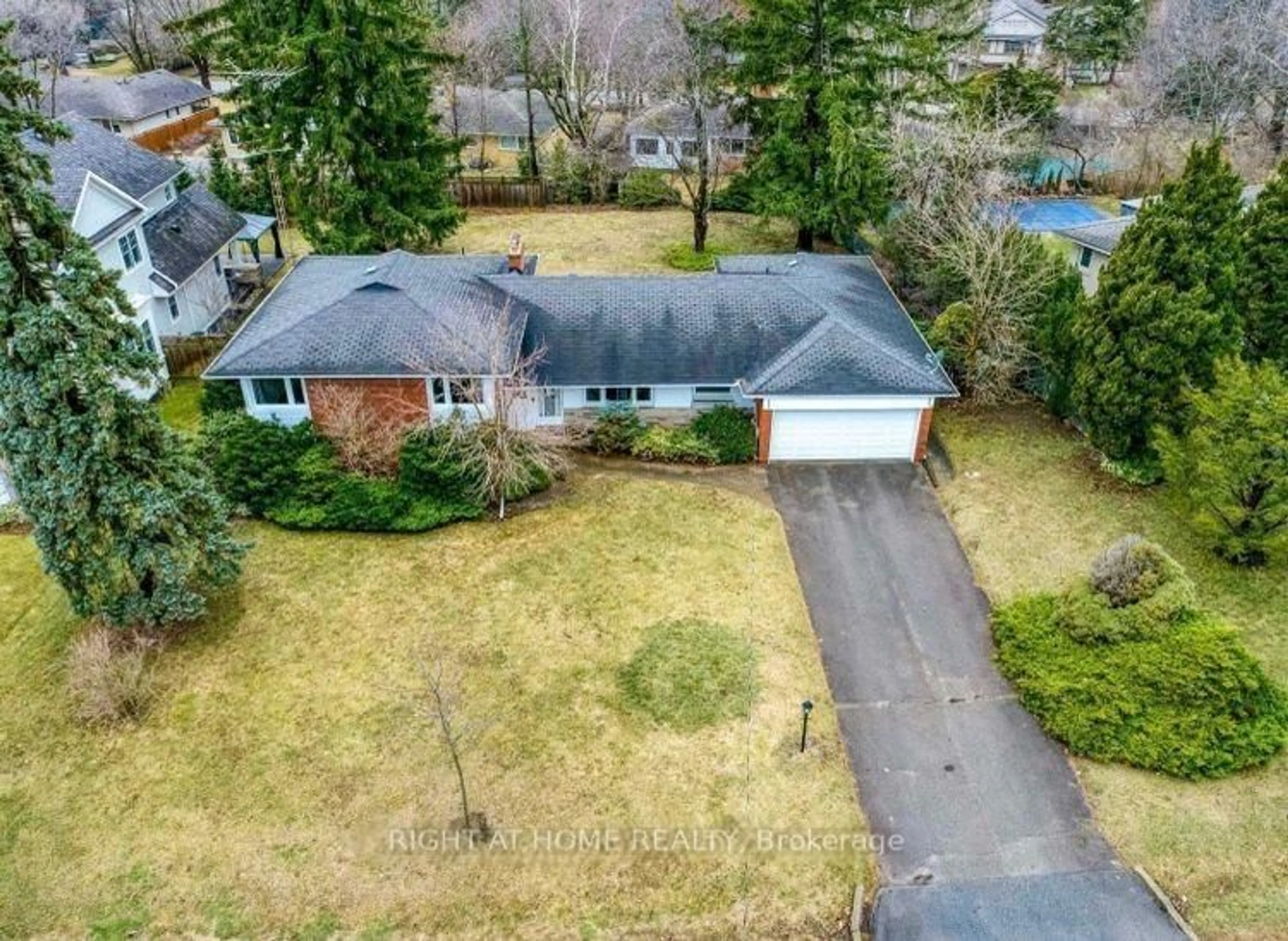 A pic from outside/outdoor area/front of a property/back of a property/a pic from drone, street for 272 PINEHURST Dr, Oakville Ontario L6J 4X3