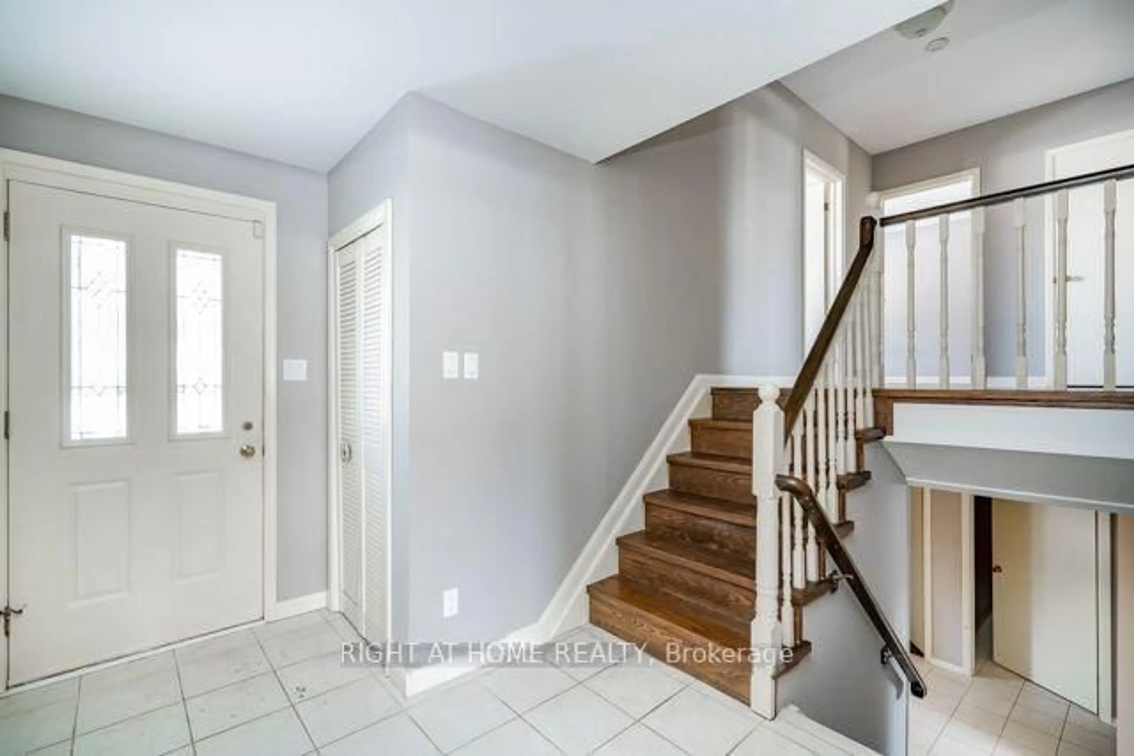 Indoor entryway for 272 PINEHURST Dr, Oakville Ontario L6J 4X3