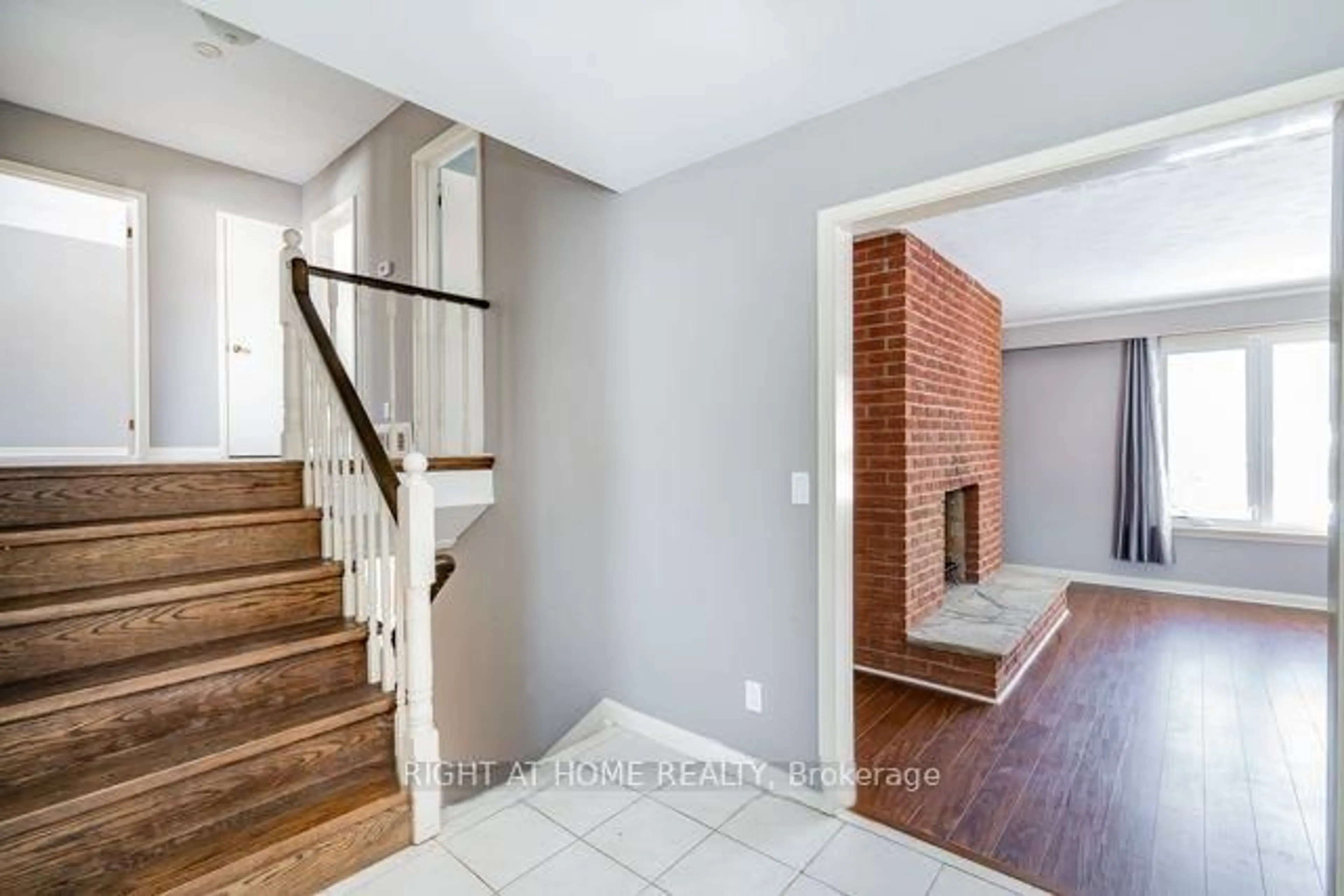 Indoor entryway for 272 PINEHURST Dr, Oakville Ontario L6J 4X3
