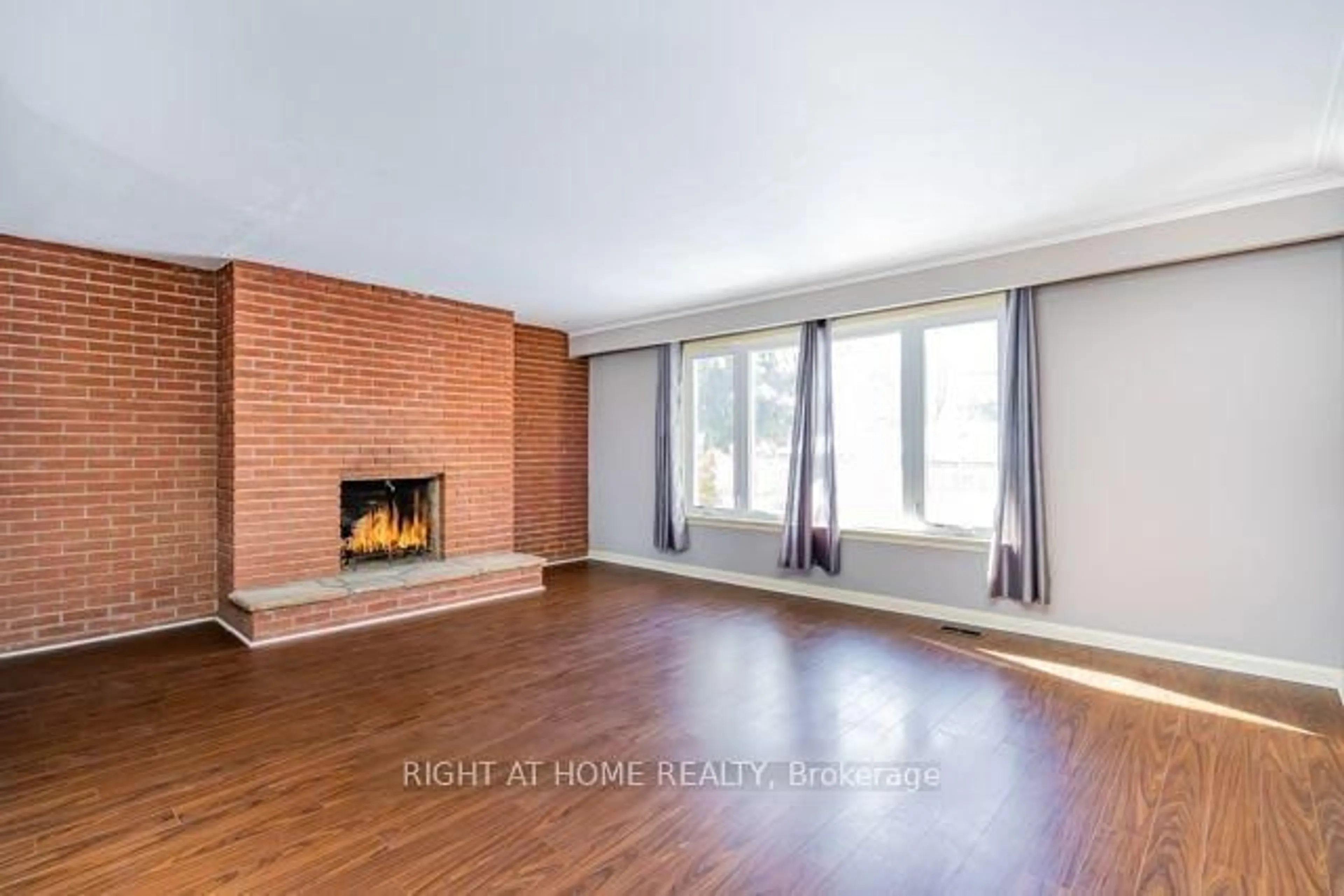 Living room with furniture, unknown for 272 PINEHURST Dr, Oakville Ontario L6J 4X3