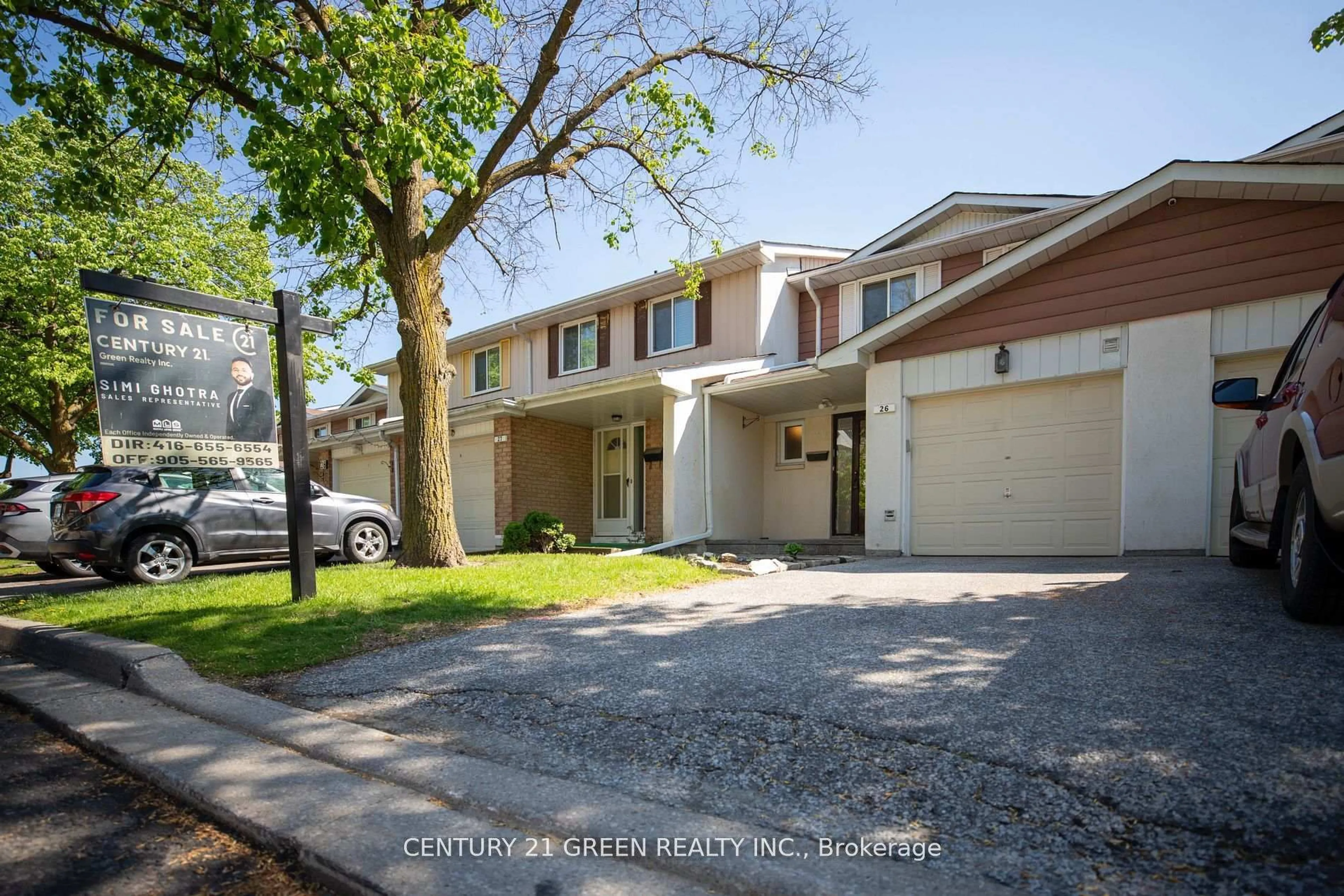 A pic from outside/outdoor area/front of a property/back of a property/a pic from drone, street for 26 Carisbrooke Crt #26, Brampton Ontario L6S 3K1