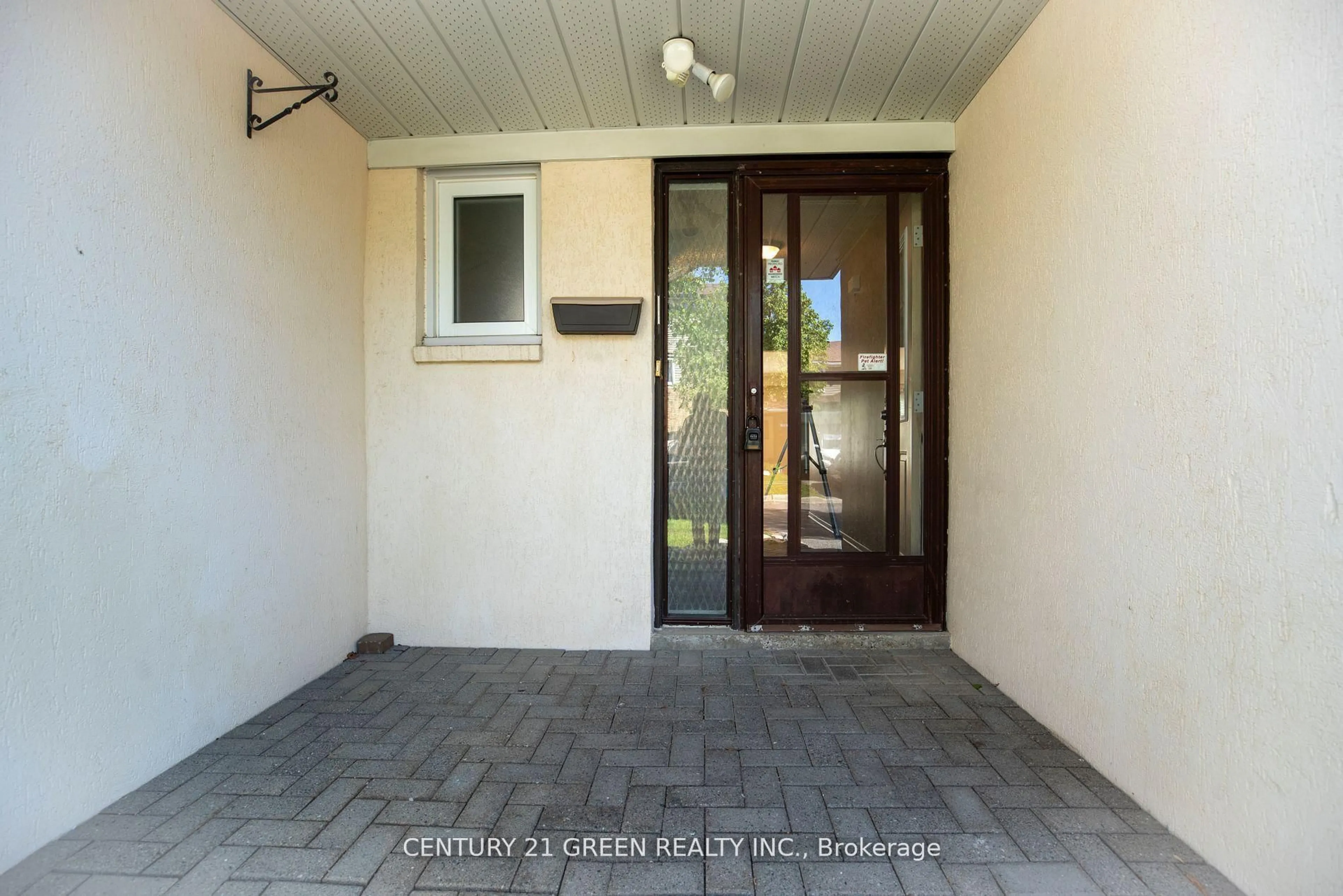 Indoor entryway for 26 Carisbrooke Crt #26, Brampton Ontario L6S 3K1