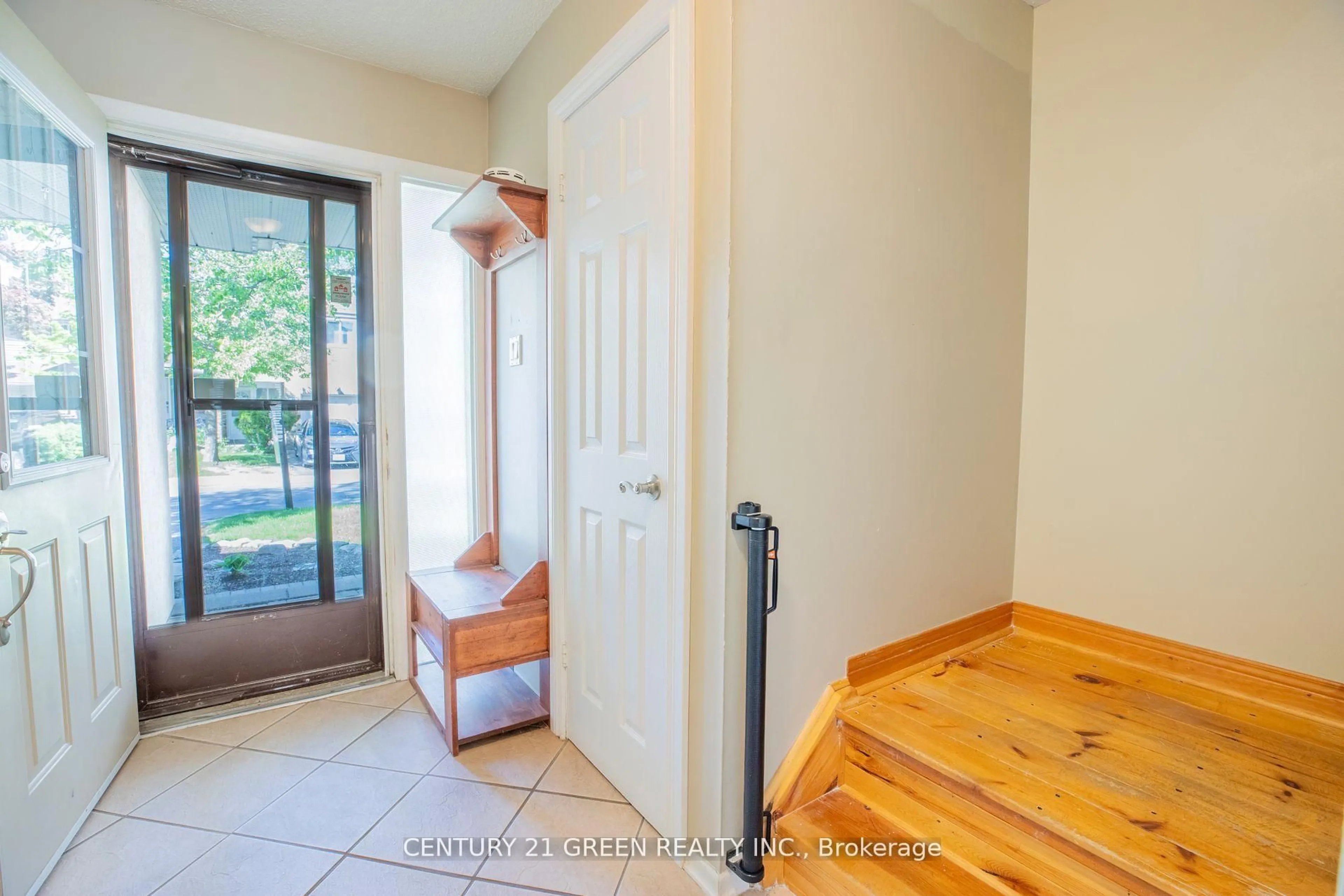 Indoor entryway for 26 Carisbrooke Crt #26, Brampton Ontario L6S 3K1