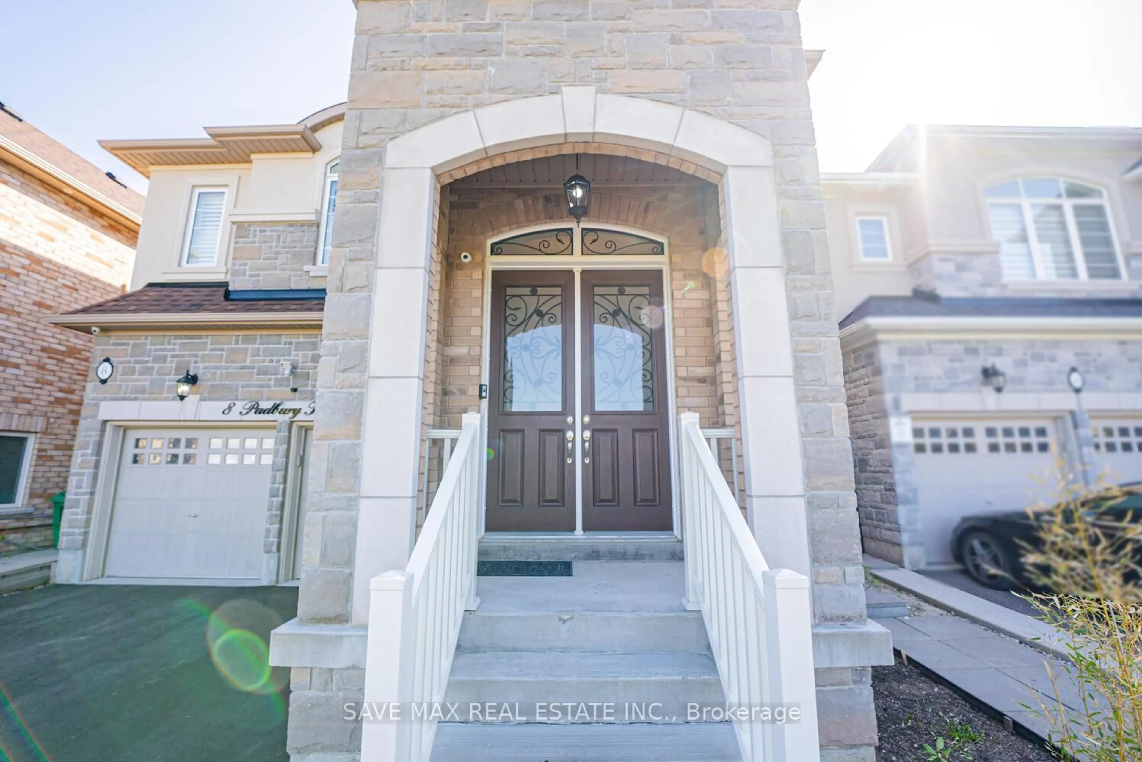 Indoor entryway for 8 PADBURY Tr, Brampton Ontario L7A 4M3