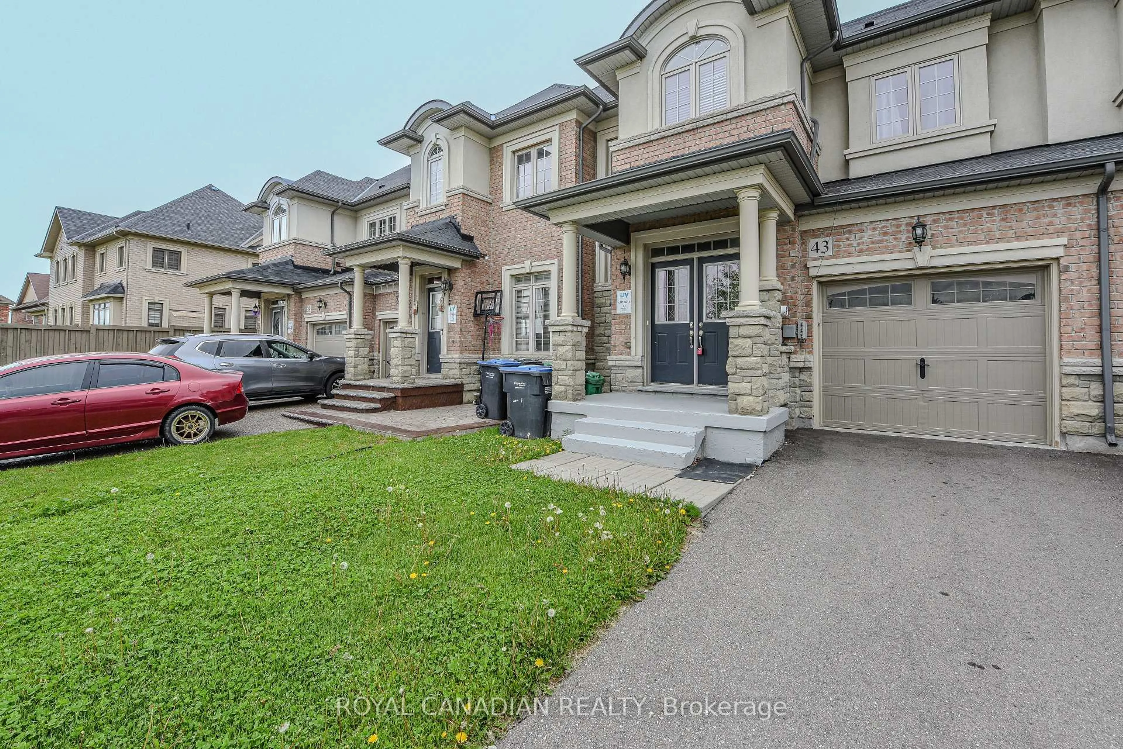 A pic from outside/outdoor area/front of a property/back of a property/a pic from drone, street for 43 Yarmouth St, Brampton Ontario L7A 4X5