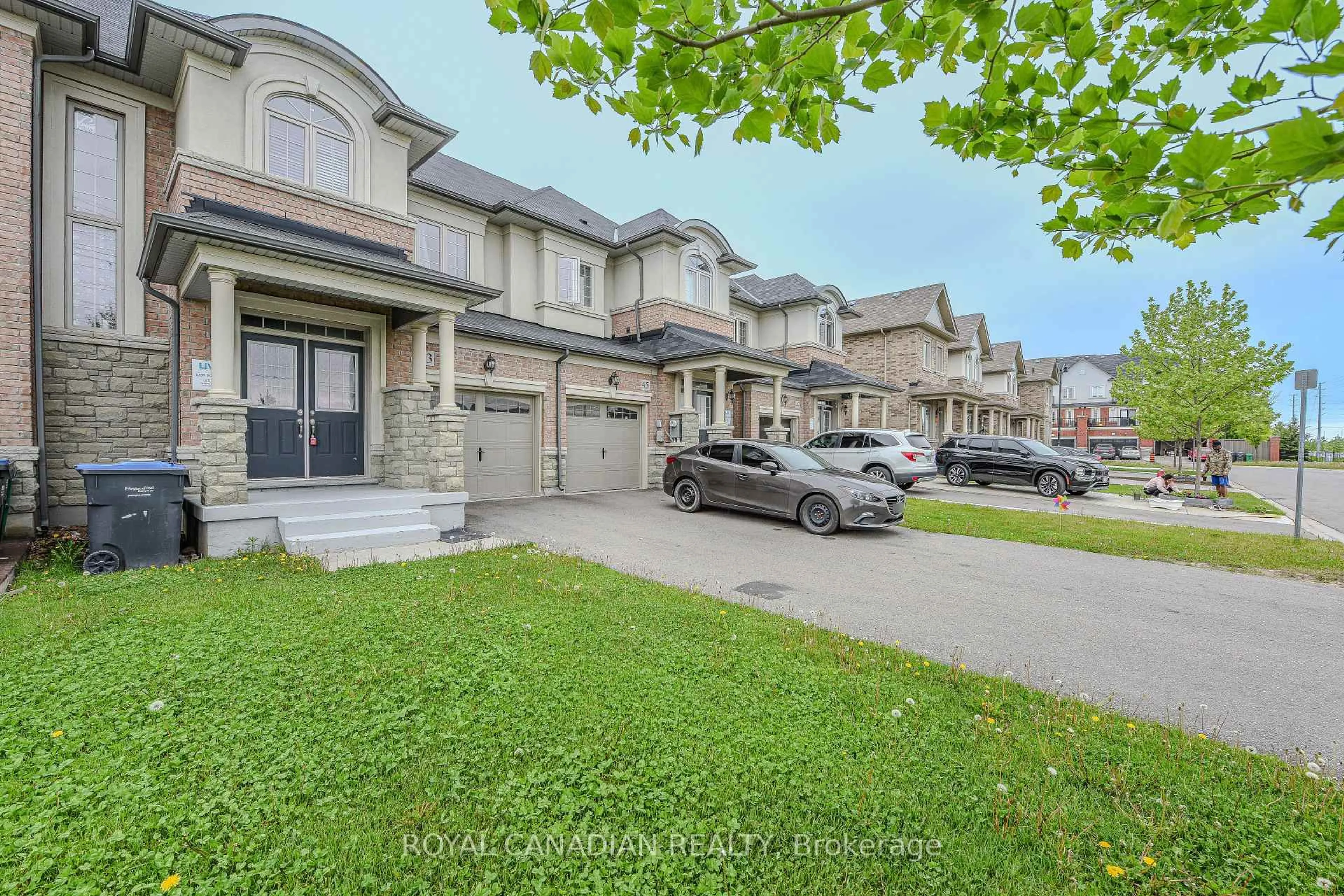 A pic from outside/outdoor area/front of a property/back of a property/a pic from drone, street for 43 Yarmouth St, Brampton Ontario L7A 4X5