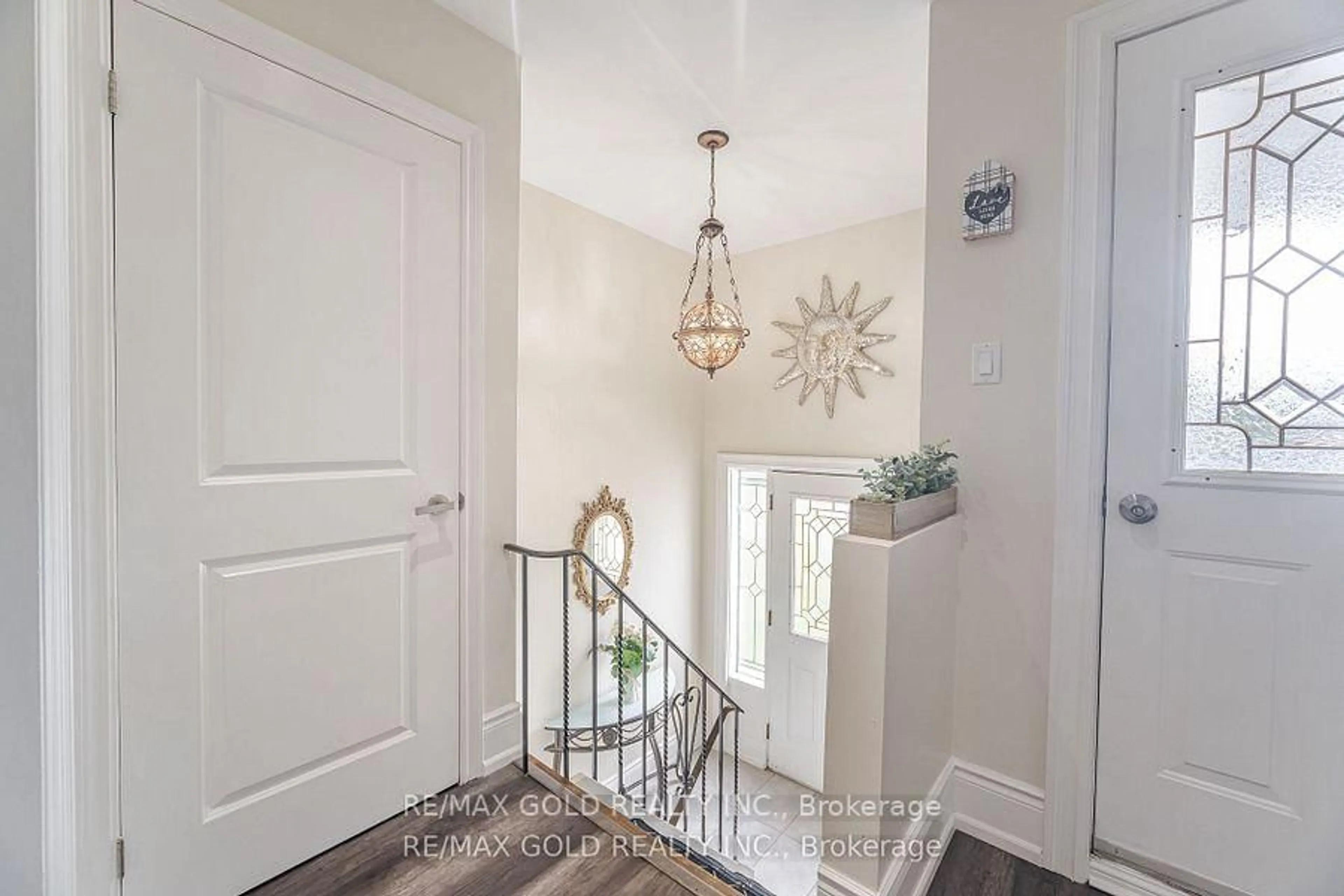 Indoor entryway for 774 EAGLEMOUNT Cres, Mississauga Ontario L5C 1N9