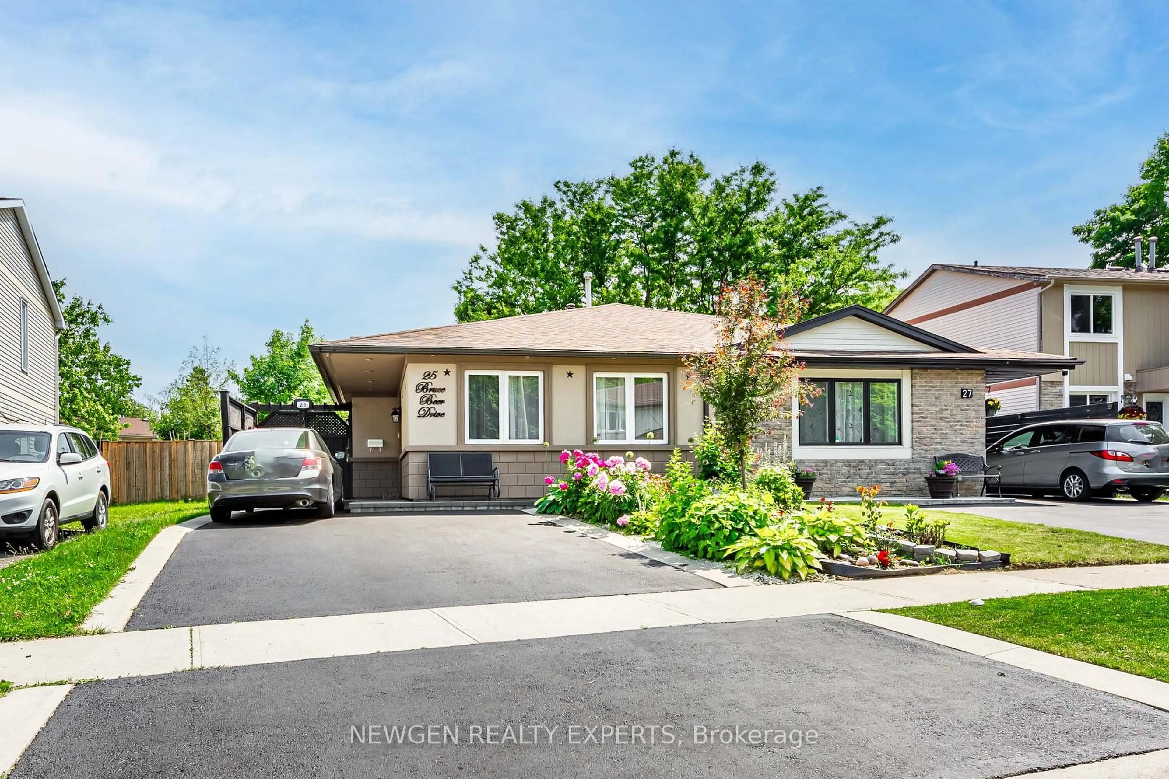 Home with vinyl exterior material, street for 25 Bruce Beer Dr, Brampton Ontario L6V 2W7
