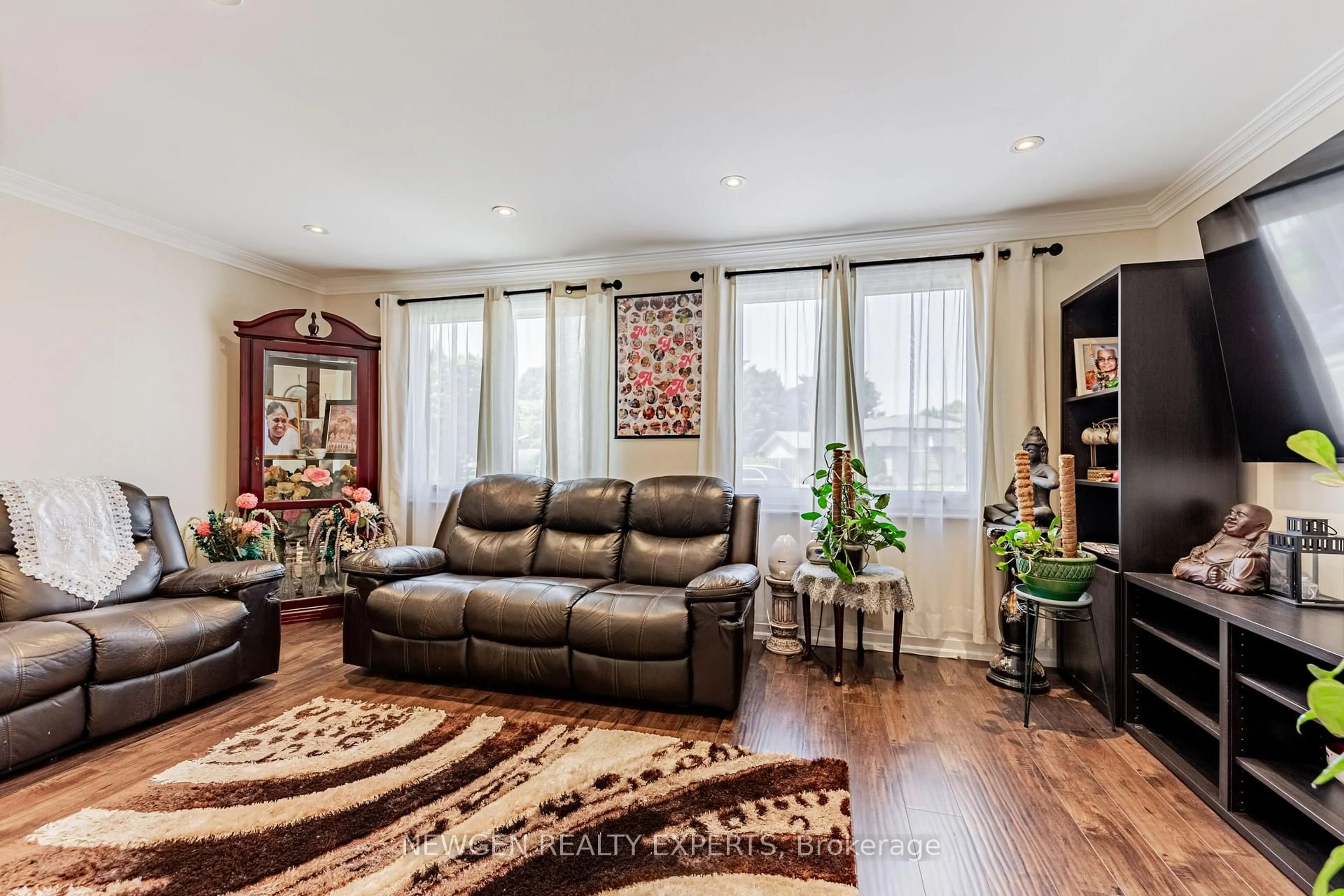 Living room with furniture, wood/laminate floor for 25 Bruce Beer Dr, Brampton Ontario L6V 2W7