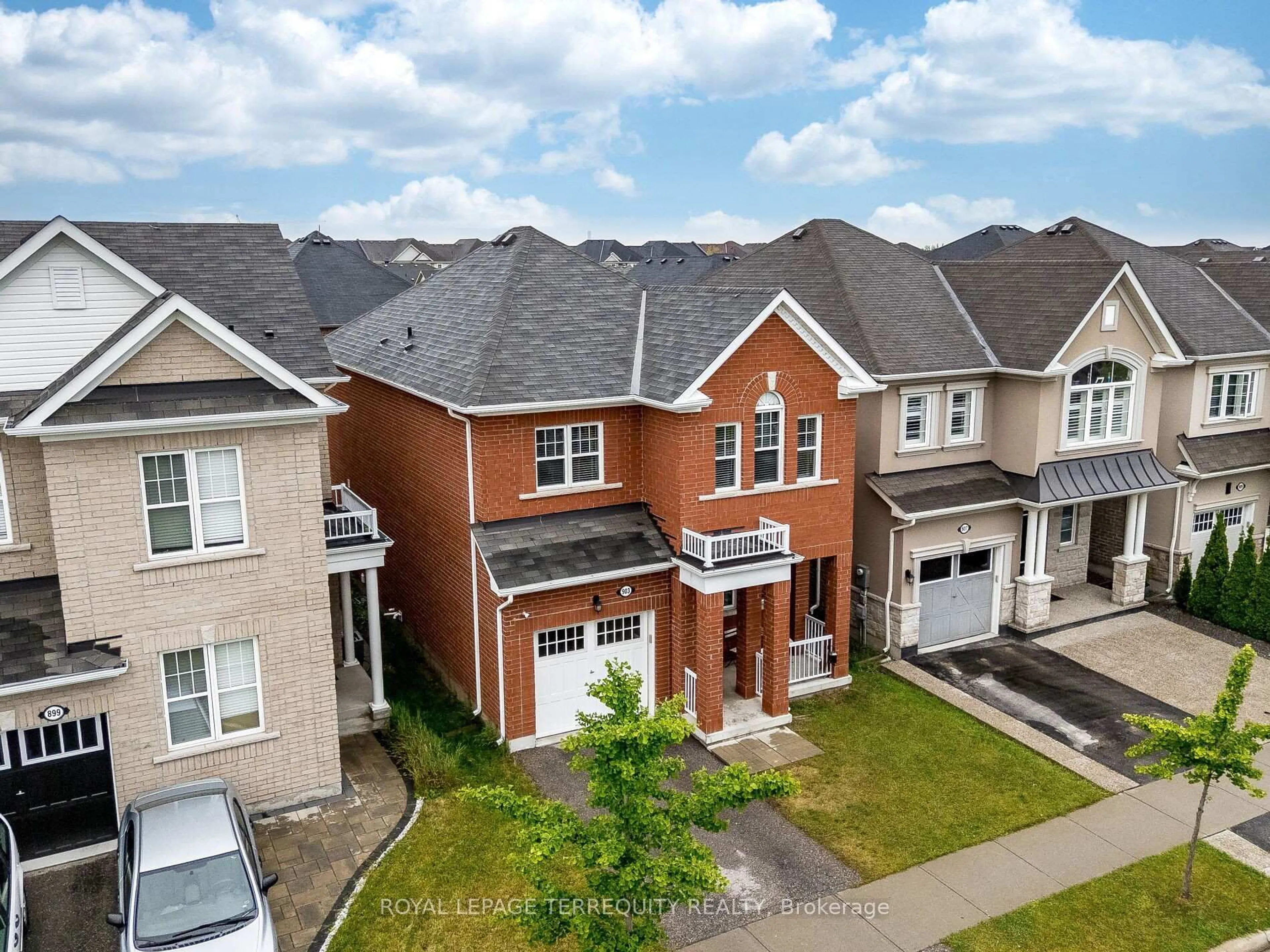 A pic from outside/outdoor area/front of a property/back of a property/a pic from drone, street for 903 Penson Cres, Milton Ontario L9T 8Z8