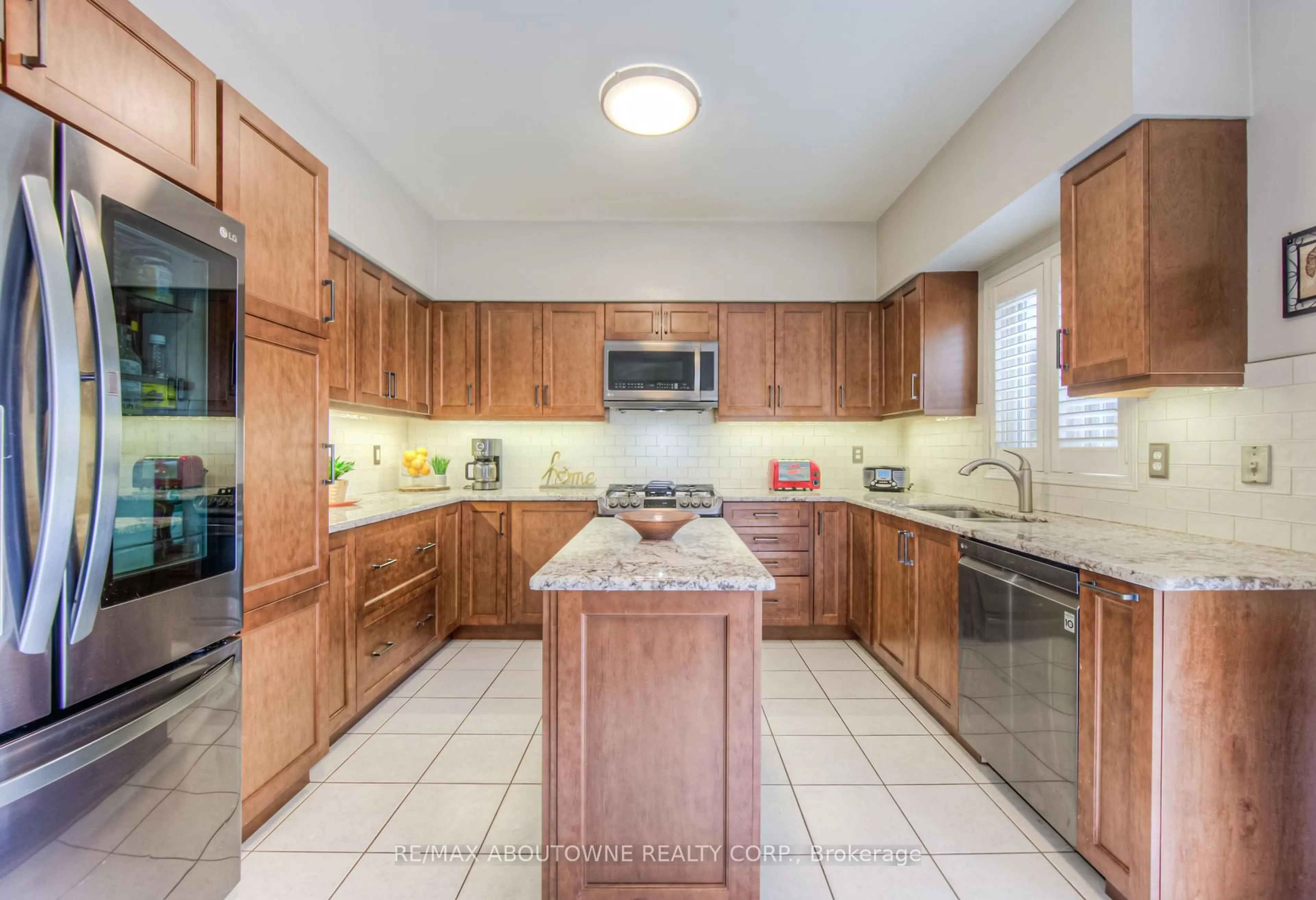 Standard kitchen, ceramic/tile floor for 2229 GLENFIELD Rd, Oakville Ontario L6M 3G7