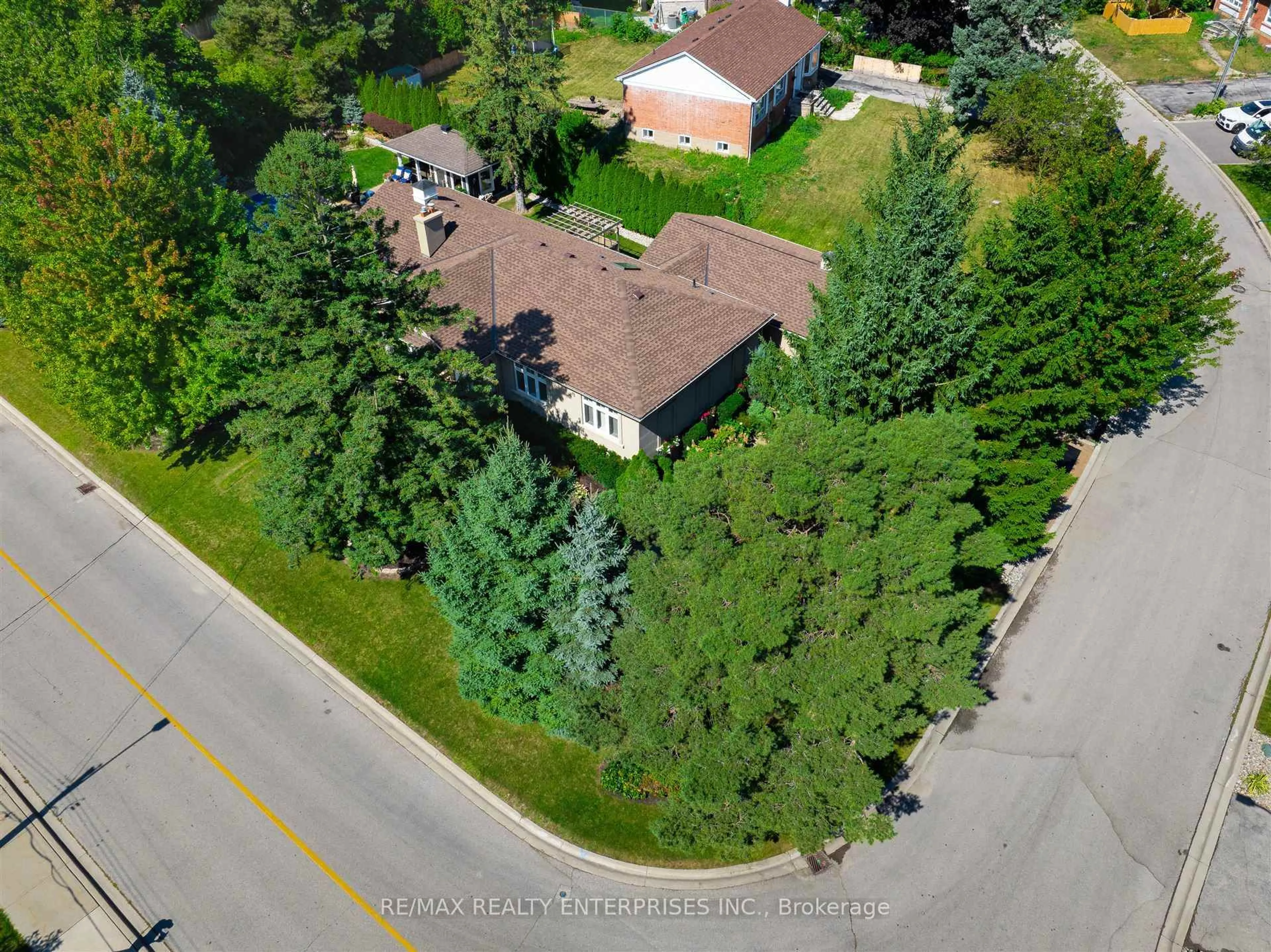 A pic from outside/outdoor area/front of a property/back of a property/a pic from drone, street for 1522 Glenhill Cres, Mississauga Ontario L5H 3C5