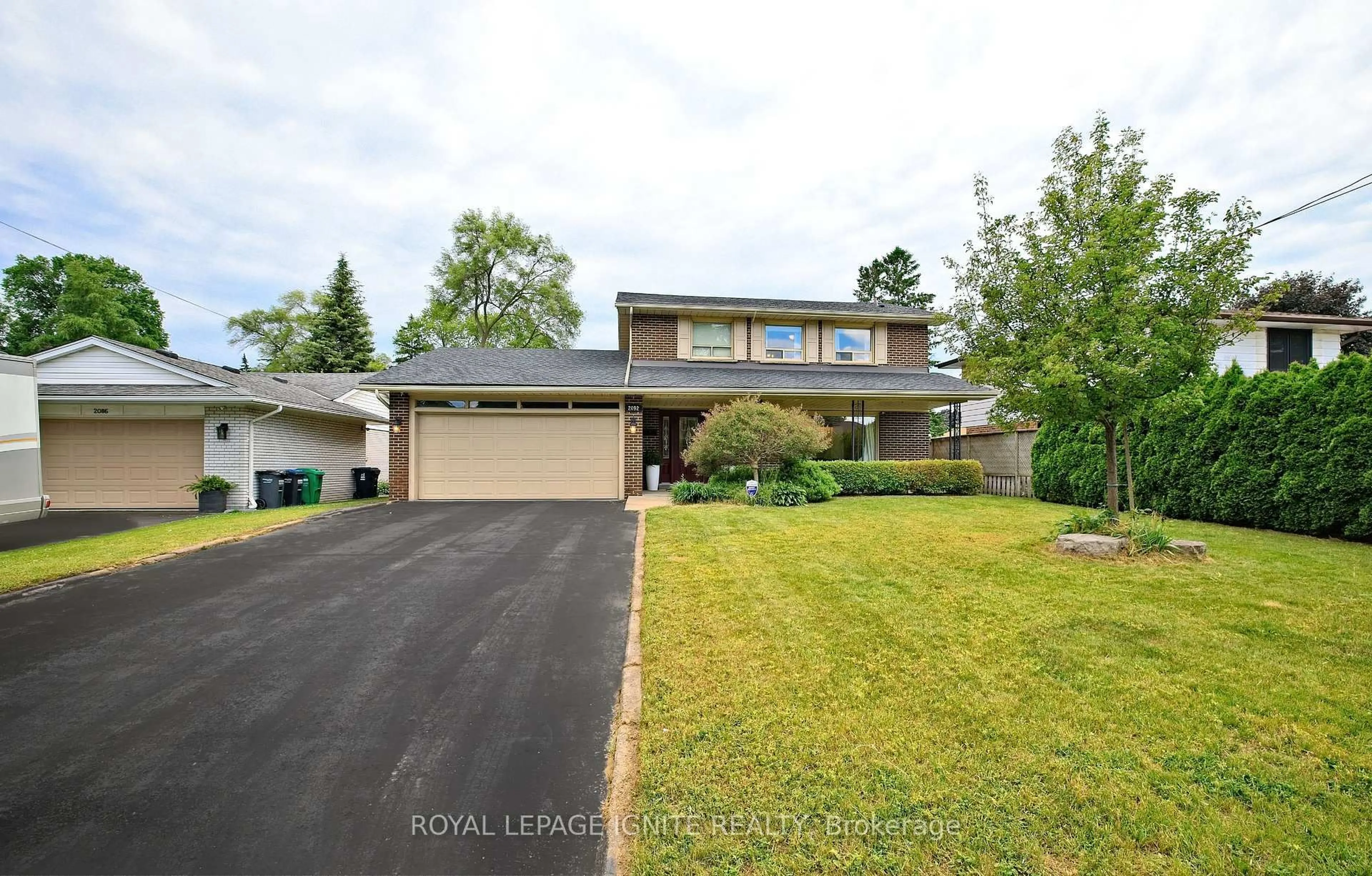 A pic from outside/outdoor area/front of a property/back of a property/a pic from drone, unknown for 2092 Sava Cres, Mississauga Ontario L5A 1E1