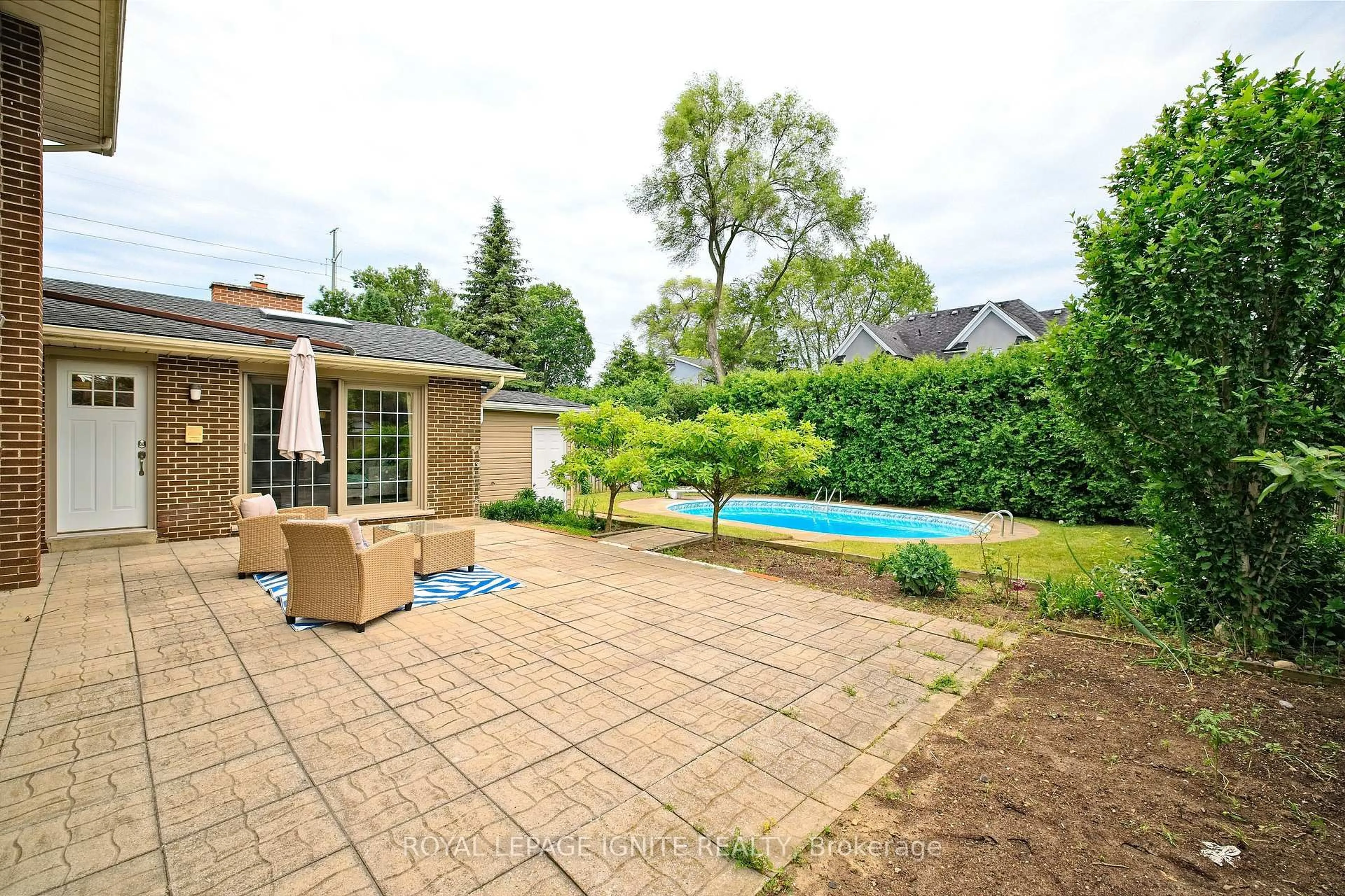 Patio, street for 2092 Sava Cres, Mississauga Ontario L5A 1E1
