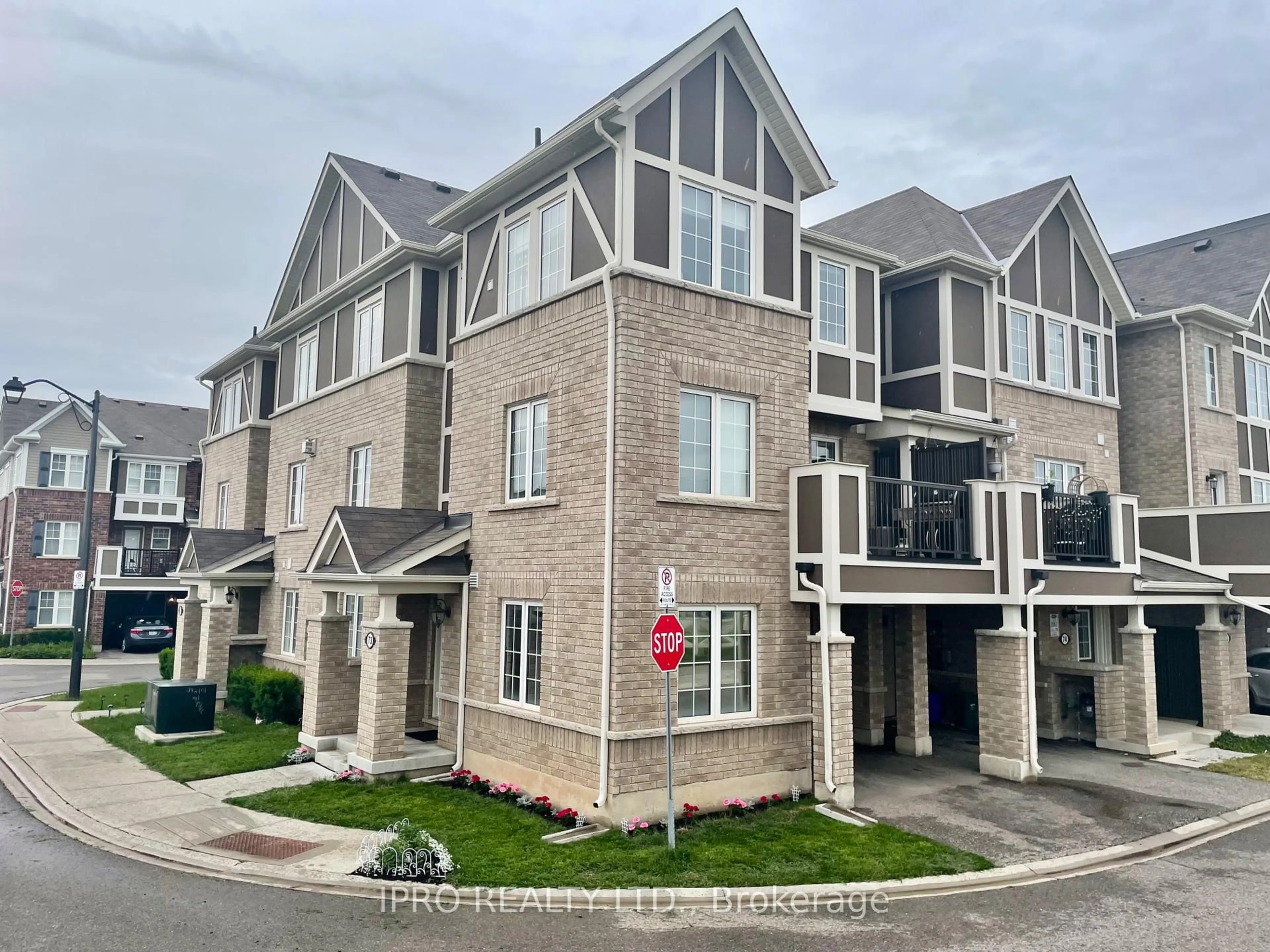 A pic from outside/outdoor area/front of a property/back of a property/a pic from drone, unknown for 1222 Rose Way #73, Milton Ontario L9E 1P1