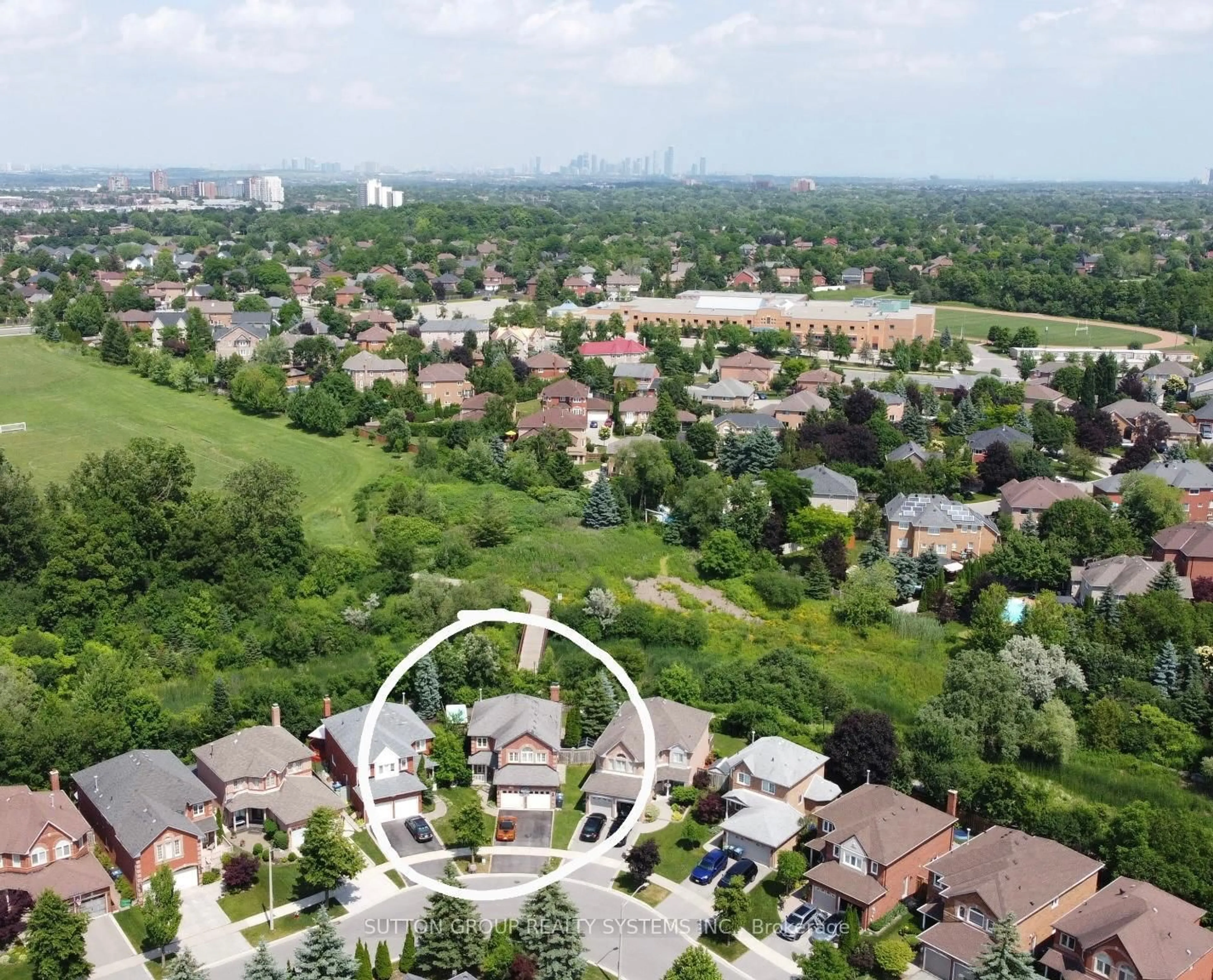 A pic from outside/outdoor area/front of a property/back of a property/a pic from drone, city buildings view from balcony for 6807 Gracefield Dr, Mississauga Ontario L5N 6T6