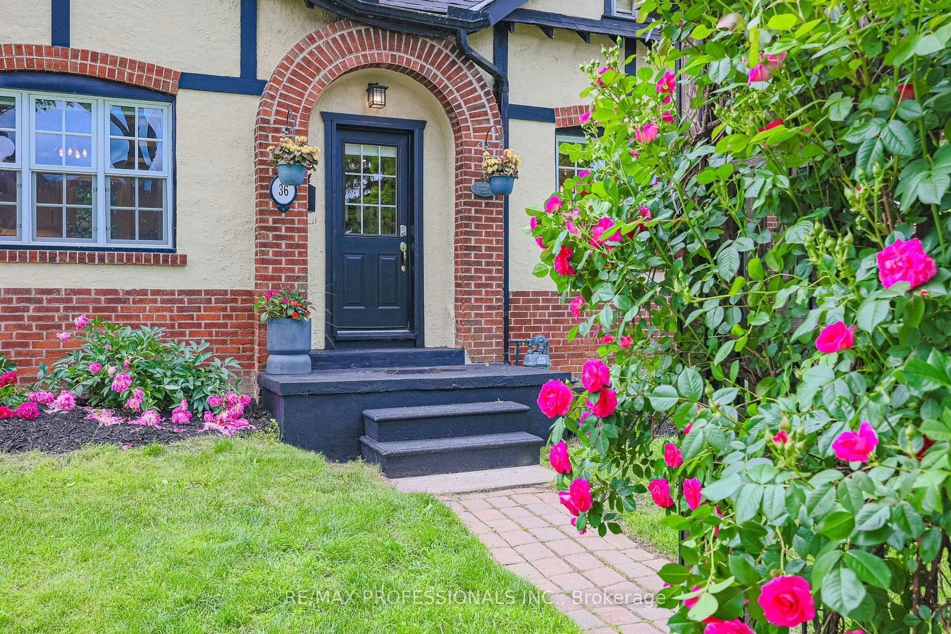 Home with brick exterior material, street for 36 Lake Shore Dr, Toronto Ontario M8V 1Z4