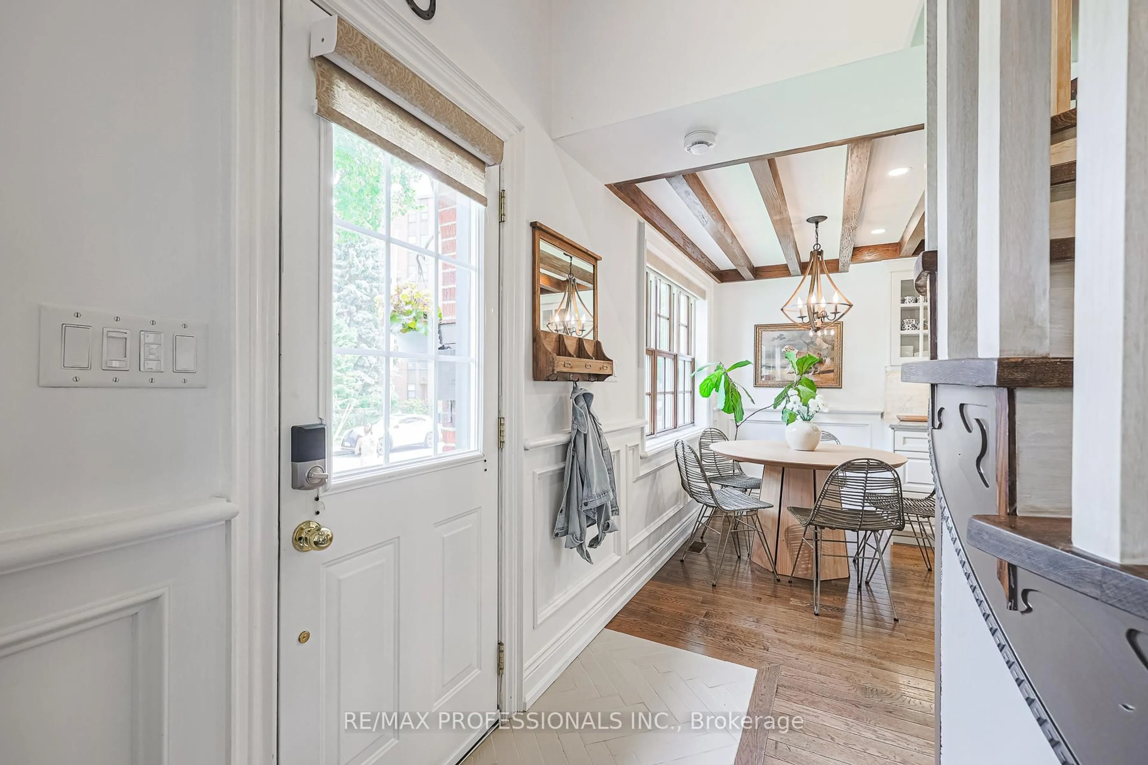 Indoor entryway for 36 Lake Shore Dr, Toronto Ontario M8V 1Z4