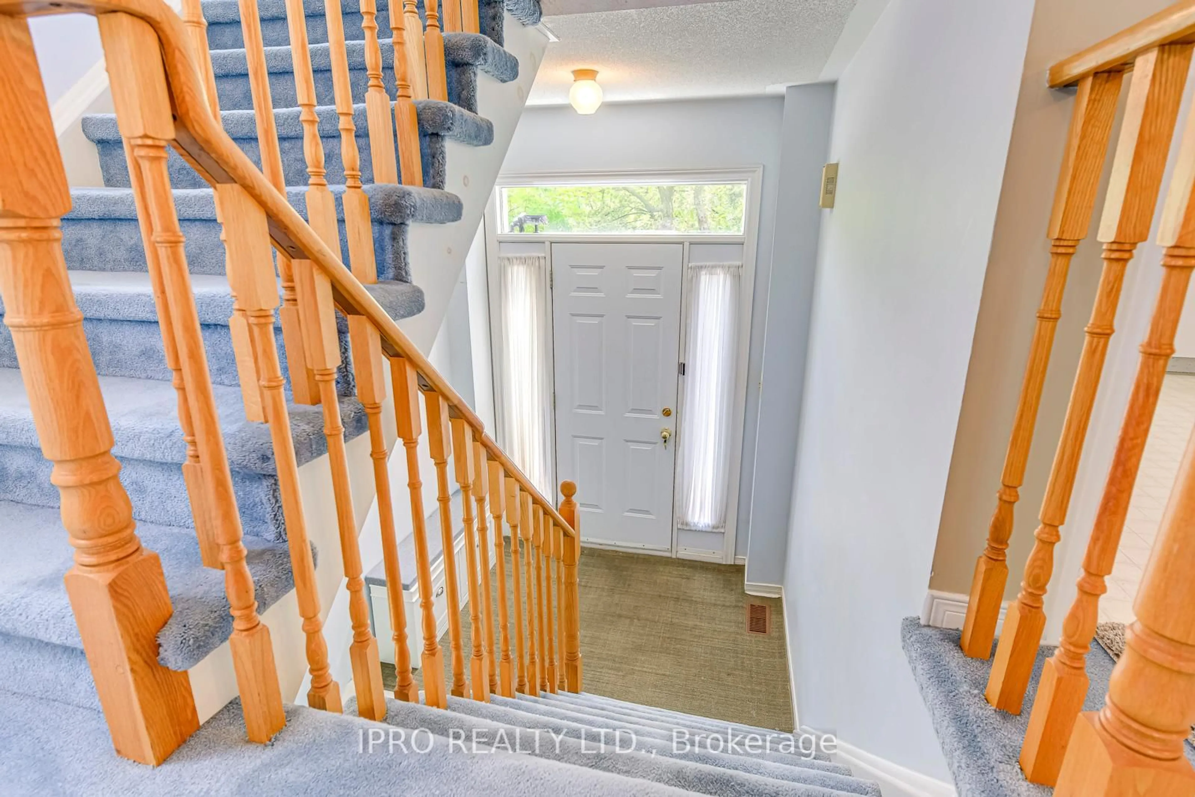 Indoor entryway for 2051 MERCHANTS Gate #26, Oakville Ontario L6M 3H6