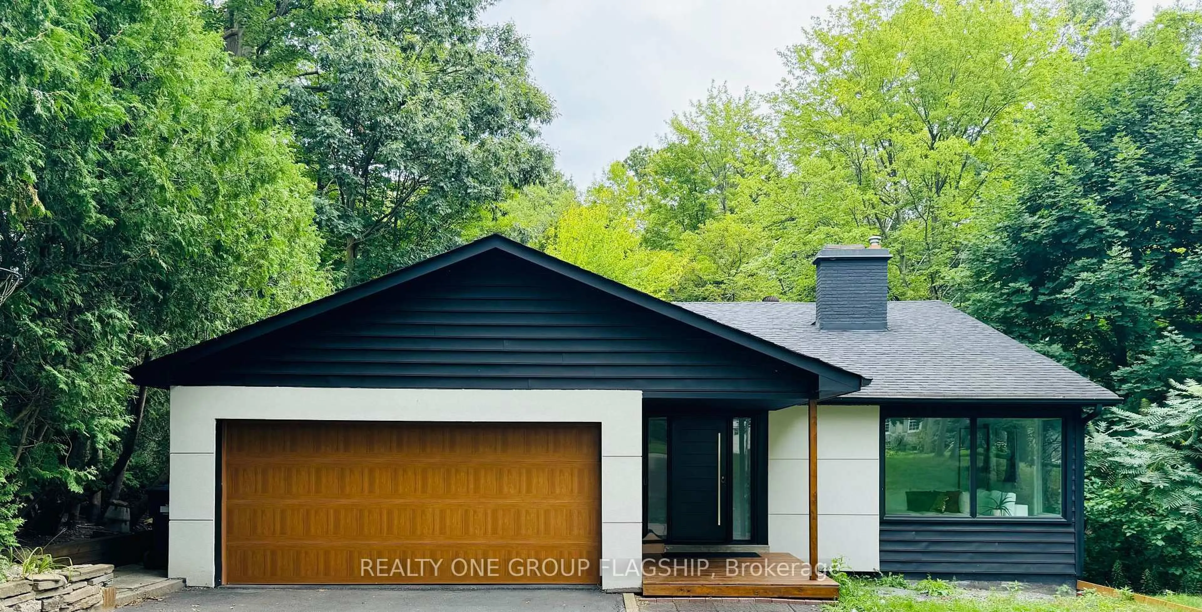 Home with vinyl exterior material, street for 1135 Greenoaks Dr, Mississauga Ontario L5J 3A1