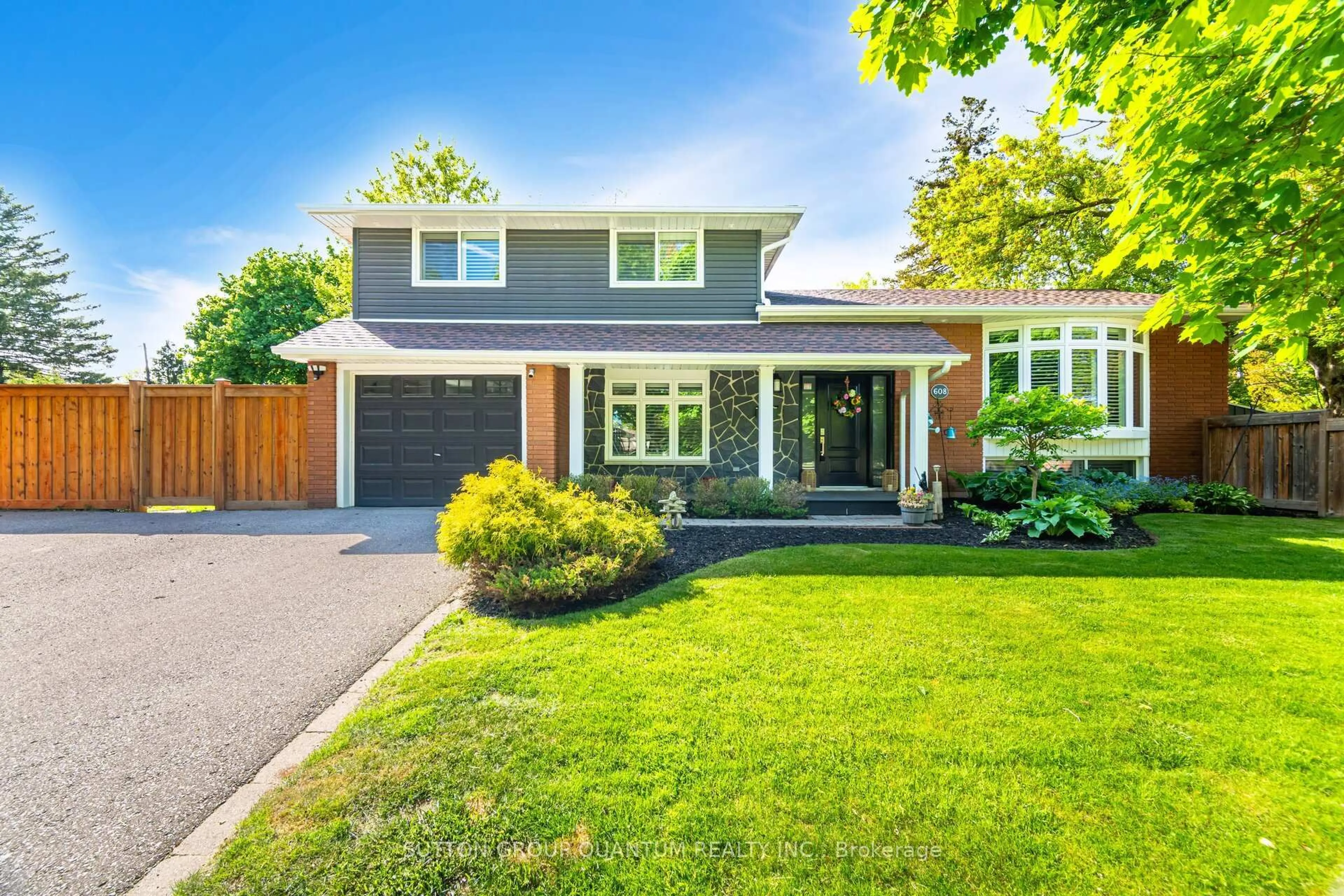 Home with brick exterior material, street for 608 Rosedale Cres, Burlington Ontario L7N 2T1