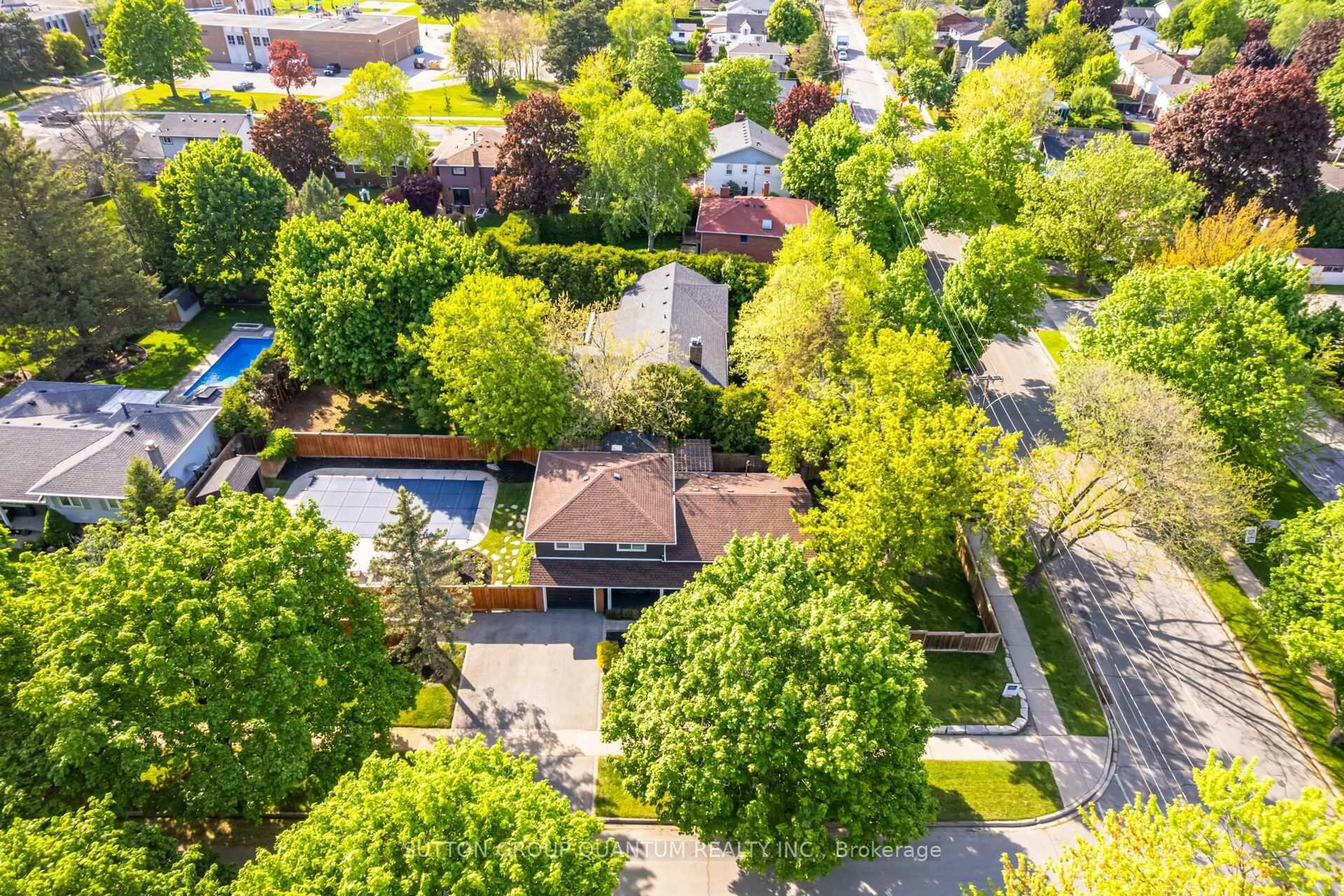 A pic from outside/outdoor area/front of a property/back of a property/a pic from drone, street for 608 Rosedale Cres, Burlington Ontario L7N 2T1