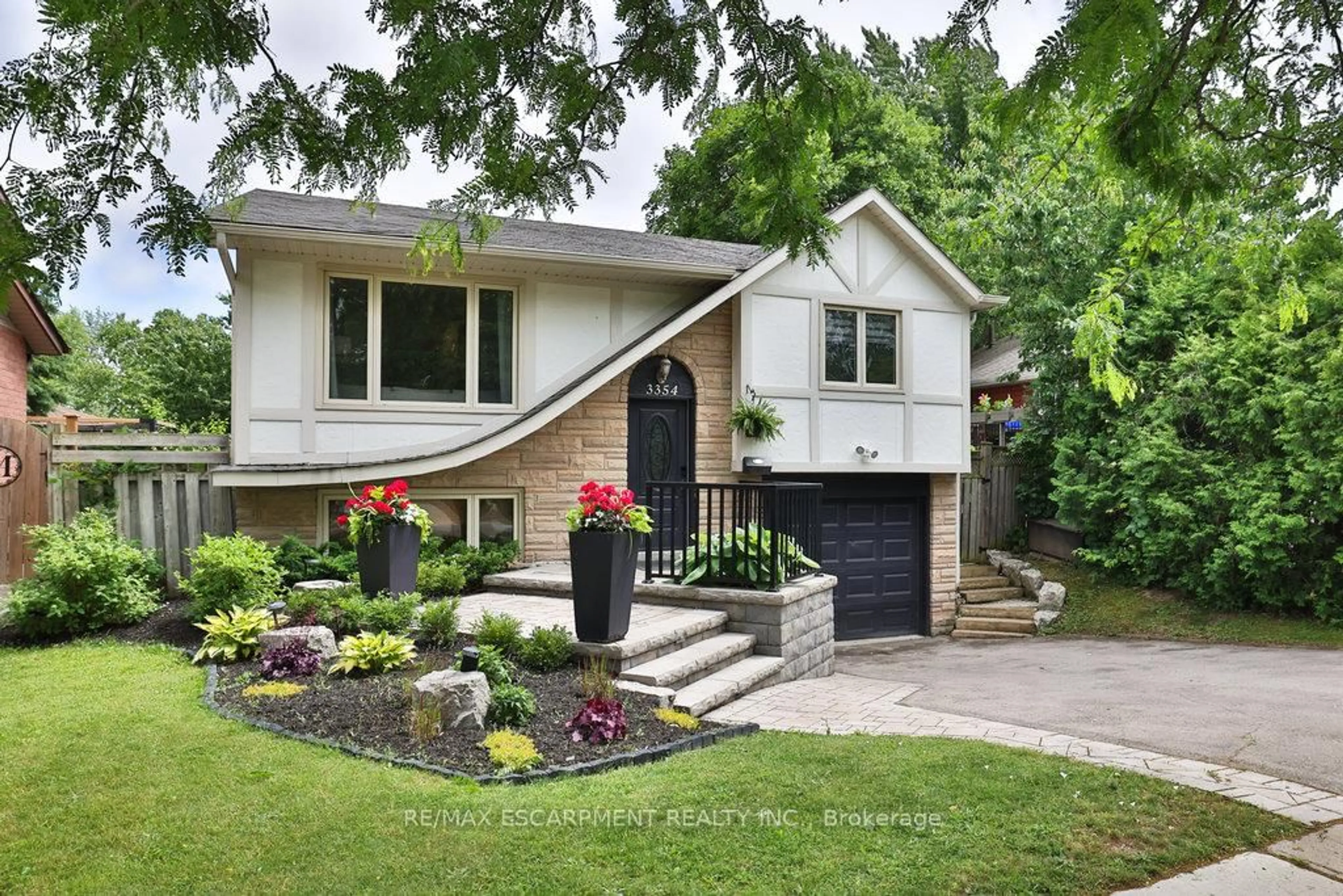Home with brick exterior material, street for 3354 BRISTOL Dr, Burlington Ontario L7M 1W4