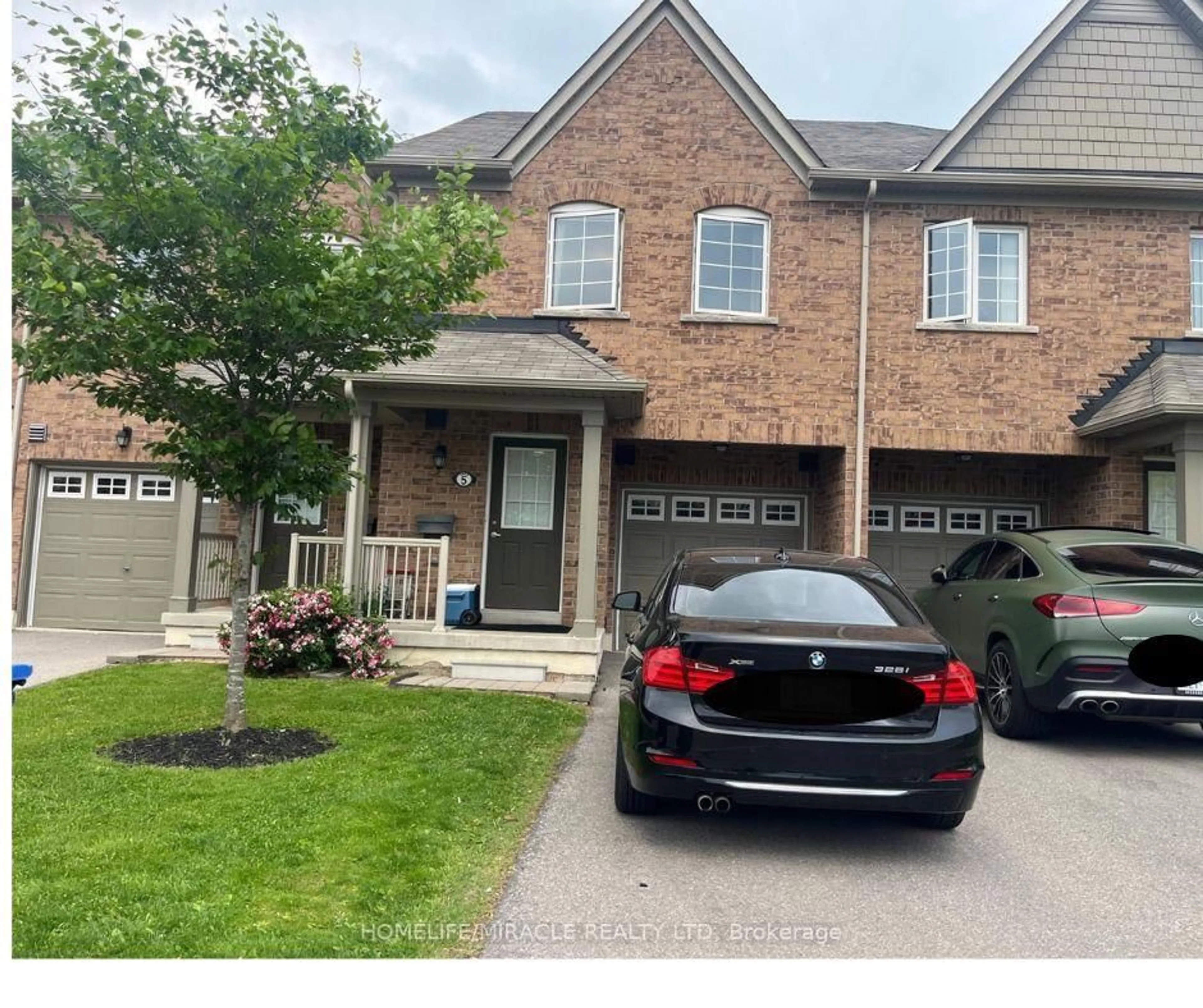 A pic from outside/outdoor area/front of a property/back of a property/a pic from drone, street for 5060 Harvard Rd #5, Mississauga Ontario L5M 0X1