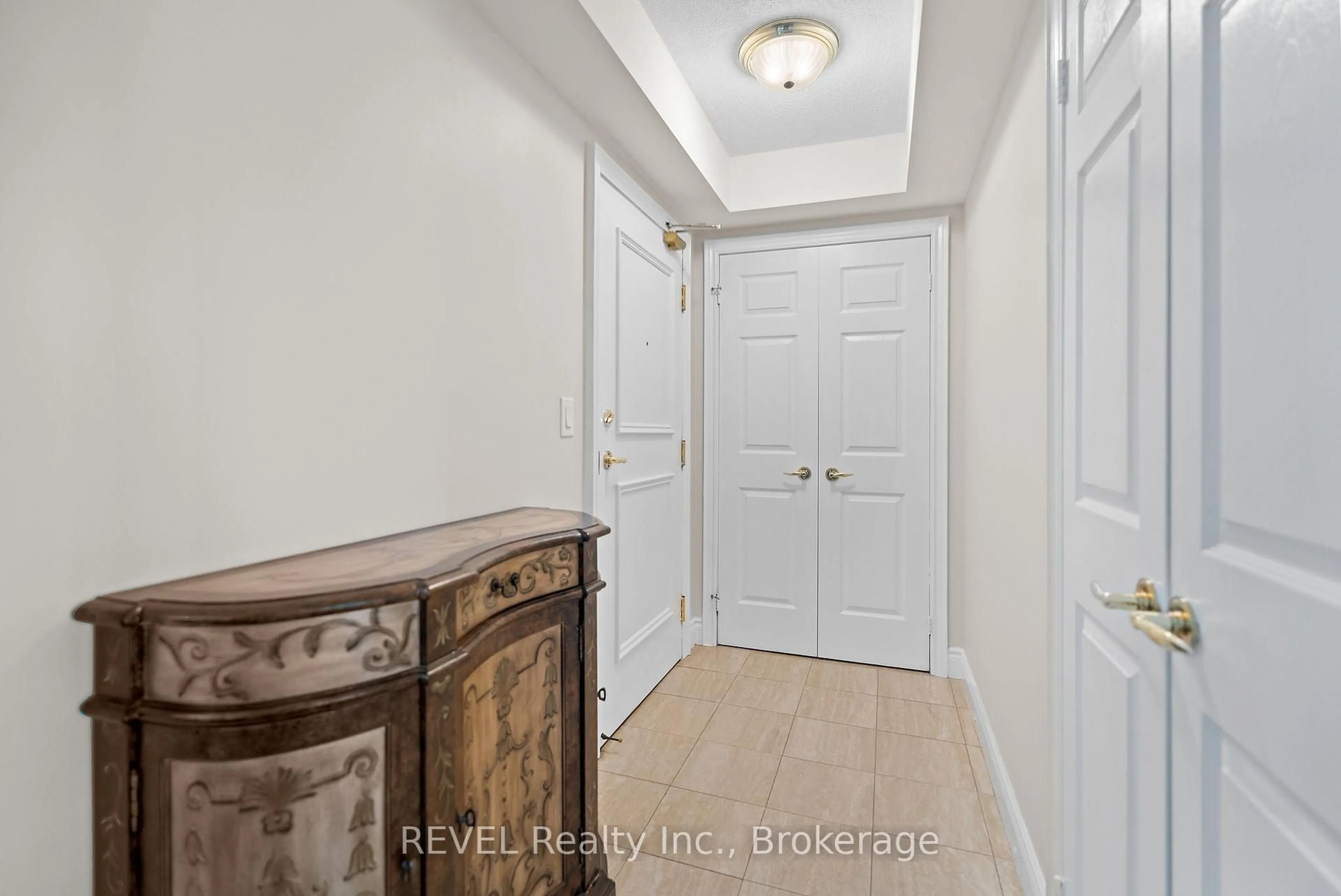 Indoor entryway for 442 Maple Ave #905, Burlington Ontario L7S 2L7