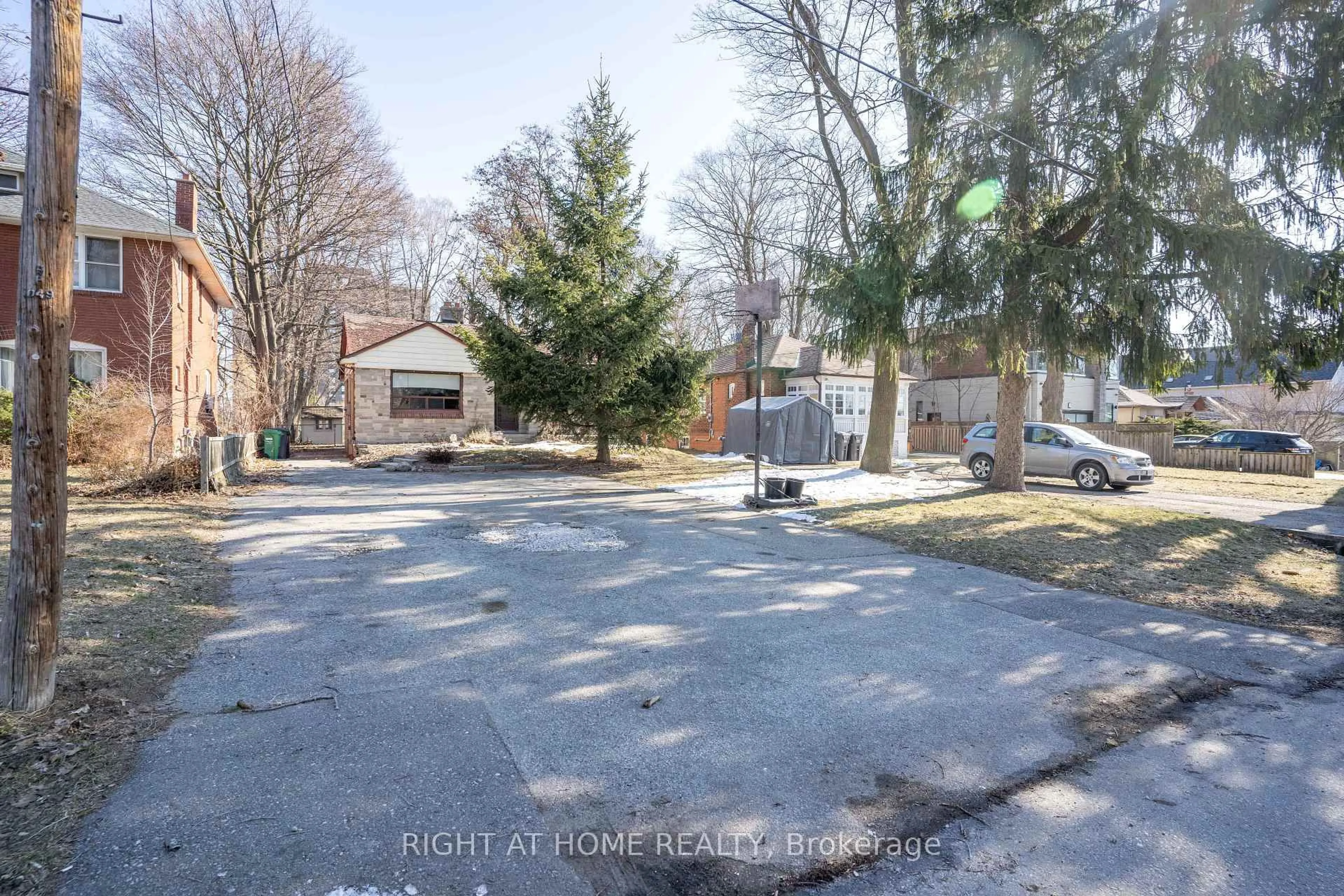 A pic from outside/outdoor area/front of a property/back of a property/a pic from drone, street for 1045 Deta Rd, Mississauga Ontario L5E 2R4