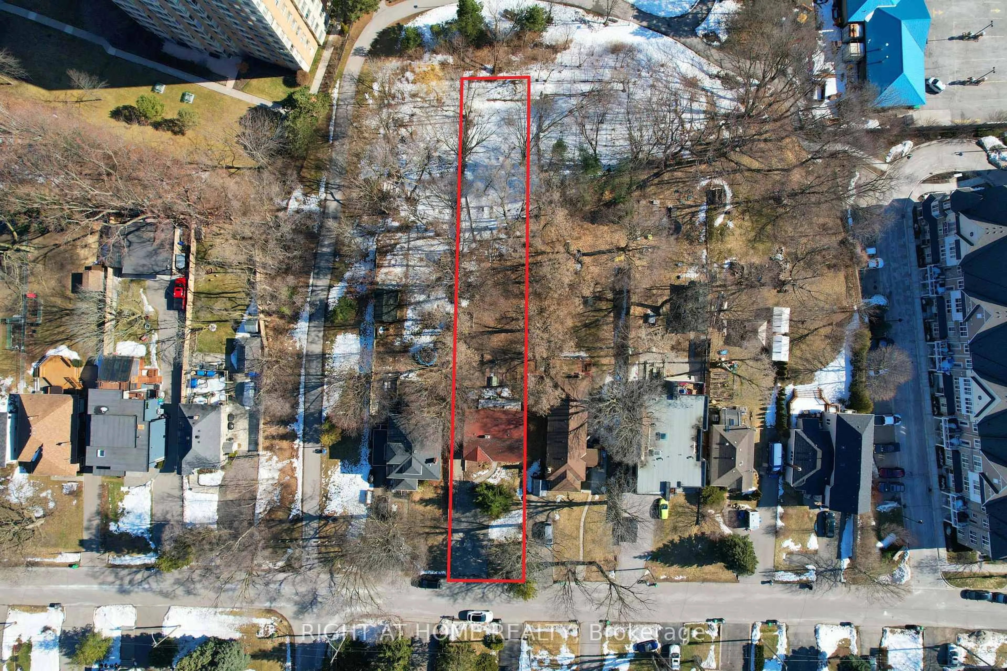 A pic from outside/outdoor area/front of a property/back of a property/a pic from drone, street for 1045 Deta Rd, Mississauga Ontario L5E 2R4