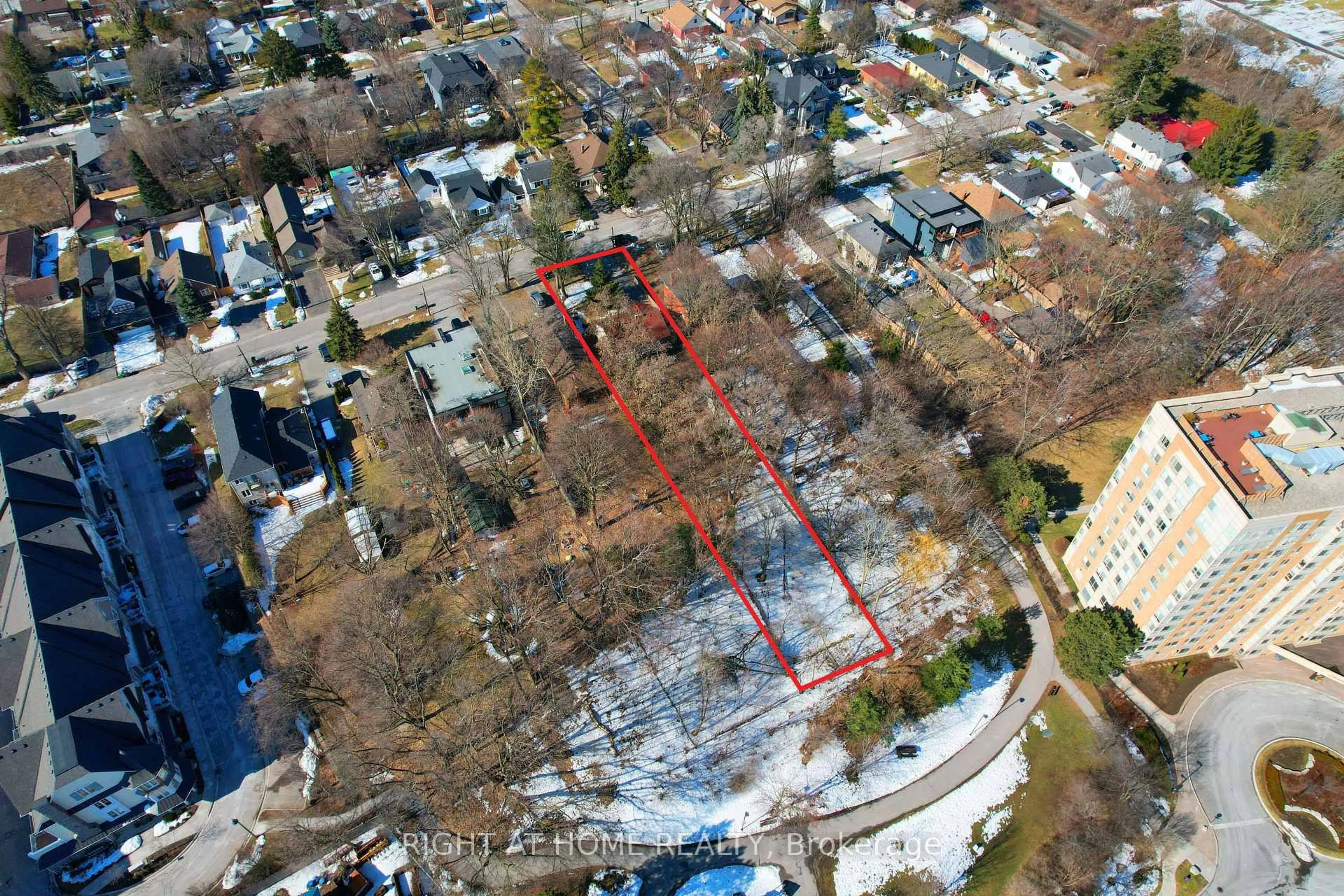 A pic from outside/outdoor area/front of a property/back of a property/a pic from drone, building for 1045 Deta Rd, Mississauga Ontario L5E 2R4