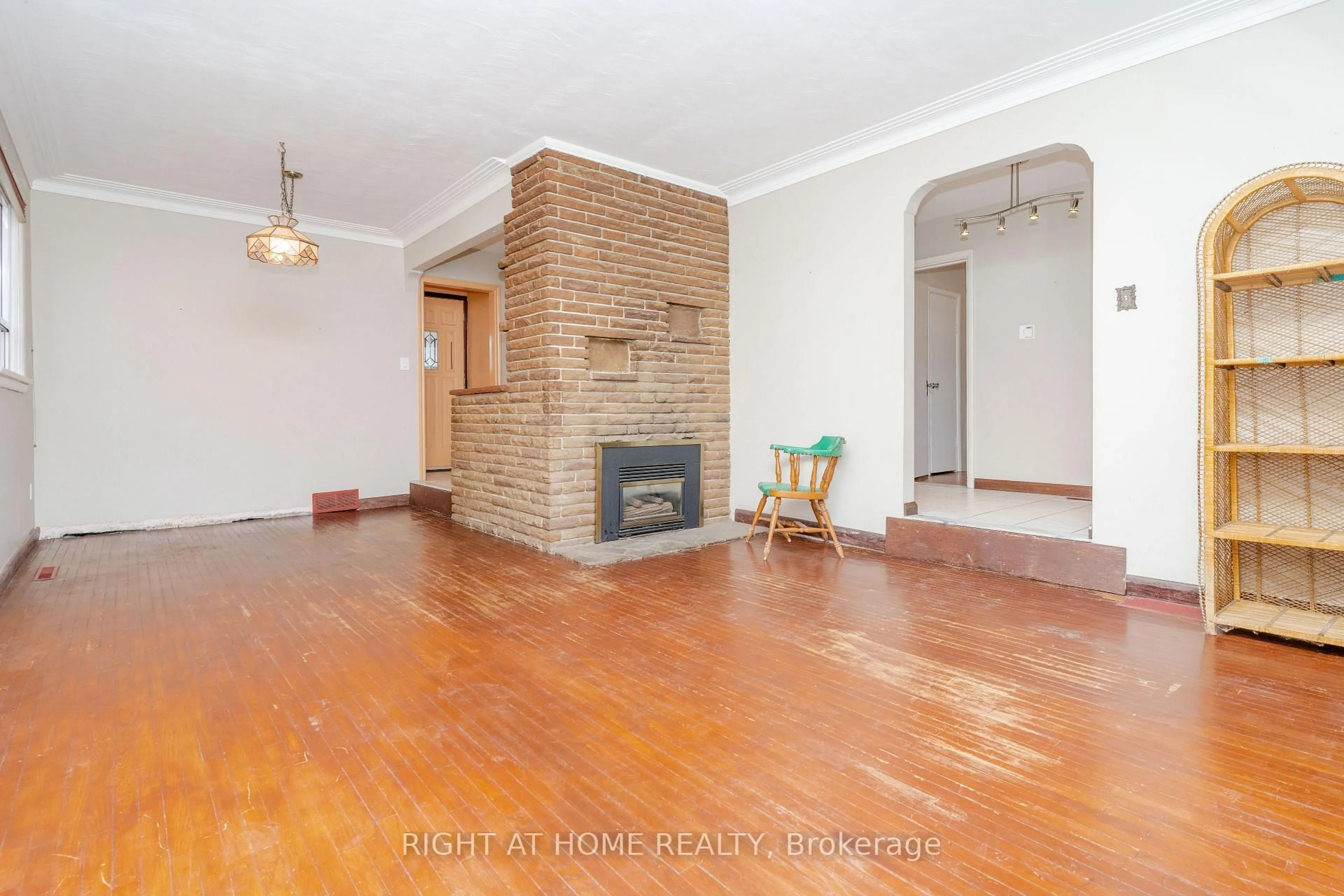 Living room with furniture, unknown for 1045 Deta Rd, Mississauga Ontario L5E 2R4
