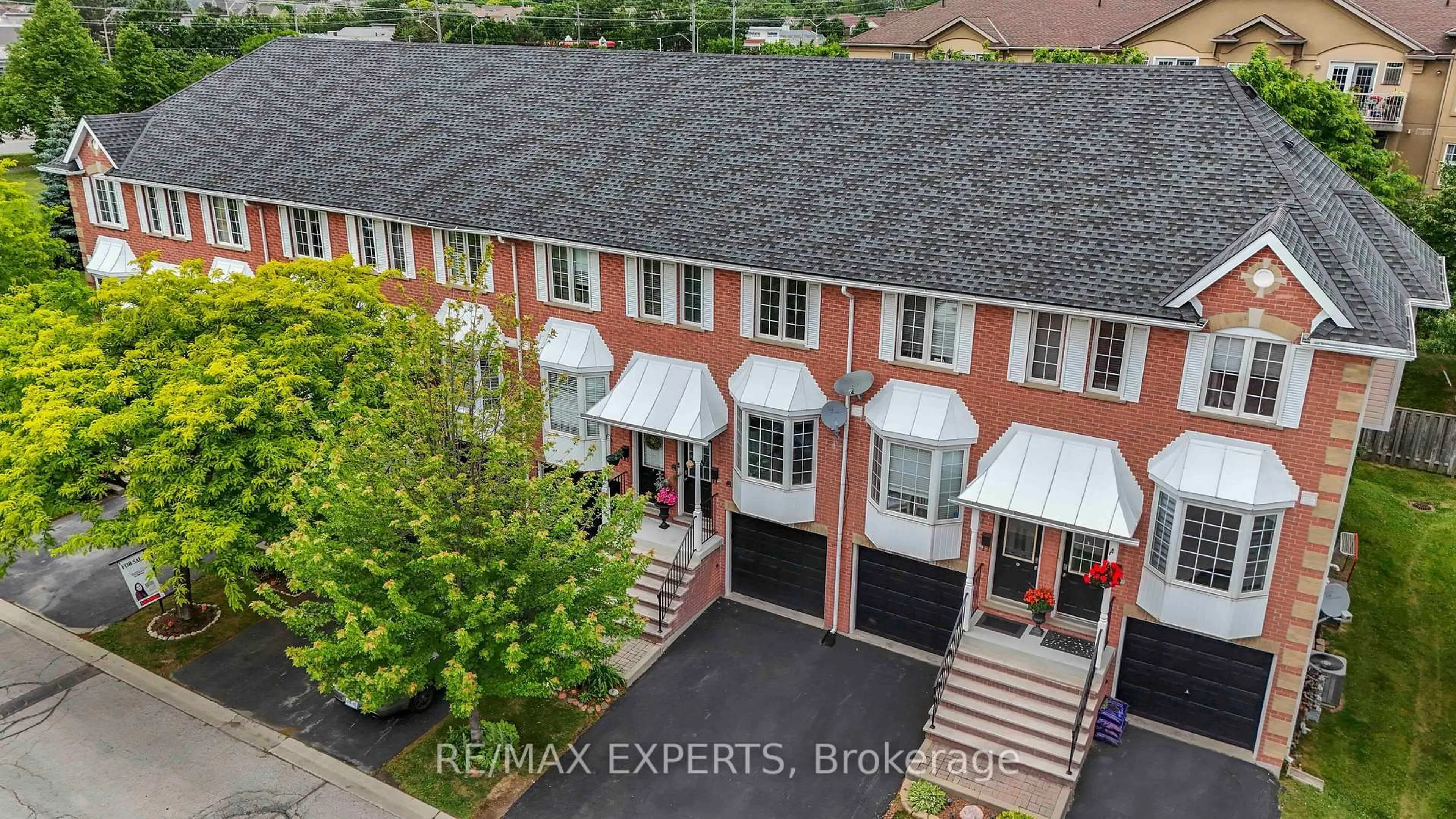 A pic from outside/outdoor area/front of a property/back of a property/a pic from drone, unknown for 3480 Upper Middle Rd #118, Burlington Ontario L7M 4R9