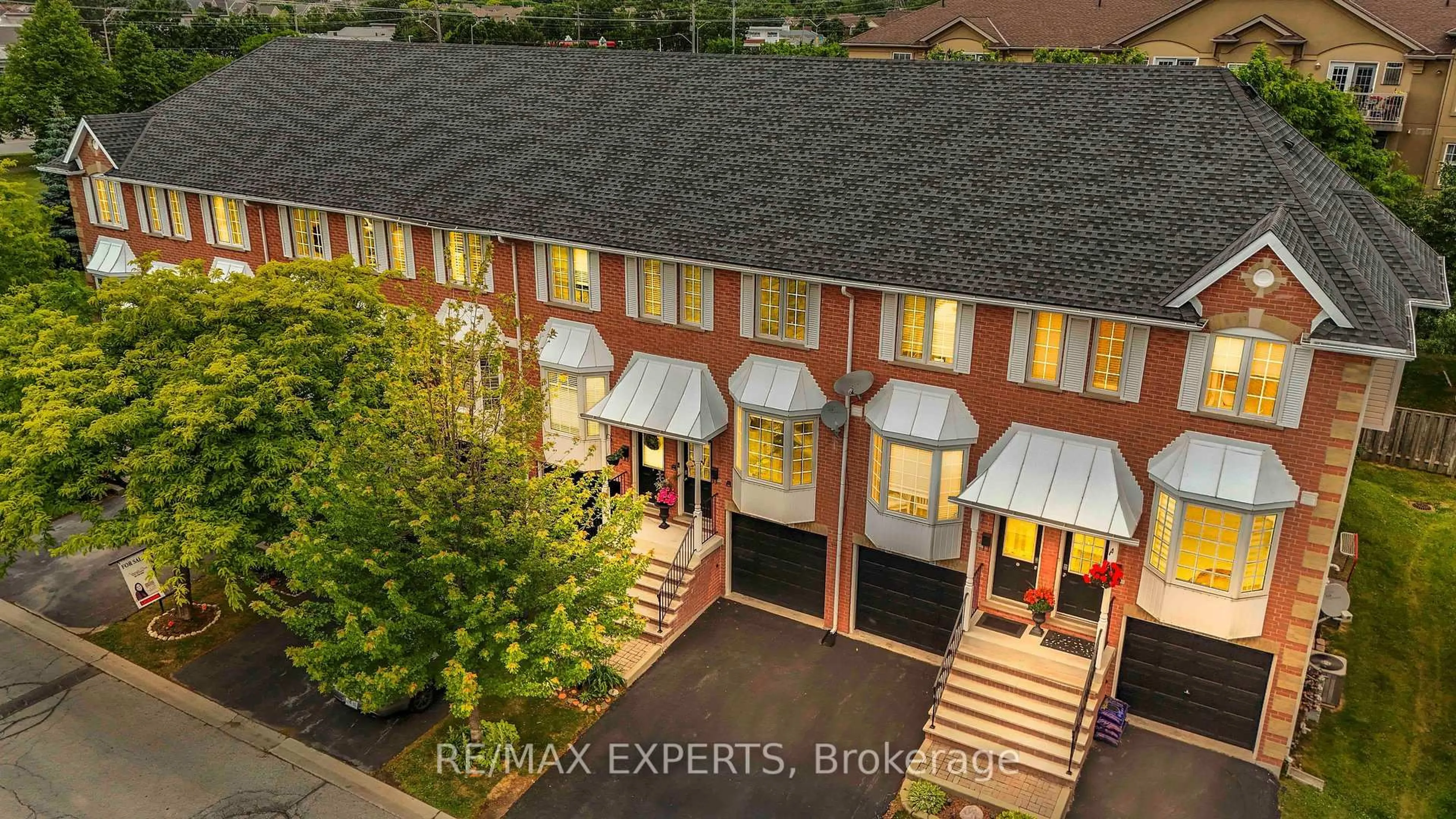 A pic from outside/outdoor area/front of a property/back of a property/a pic from drone, unknown for 3480 Upper Middle Rd #118, Burlington Ontario L7M 4R9